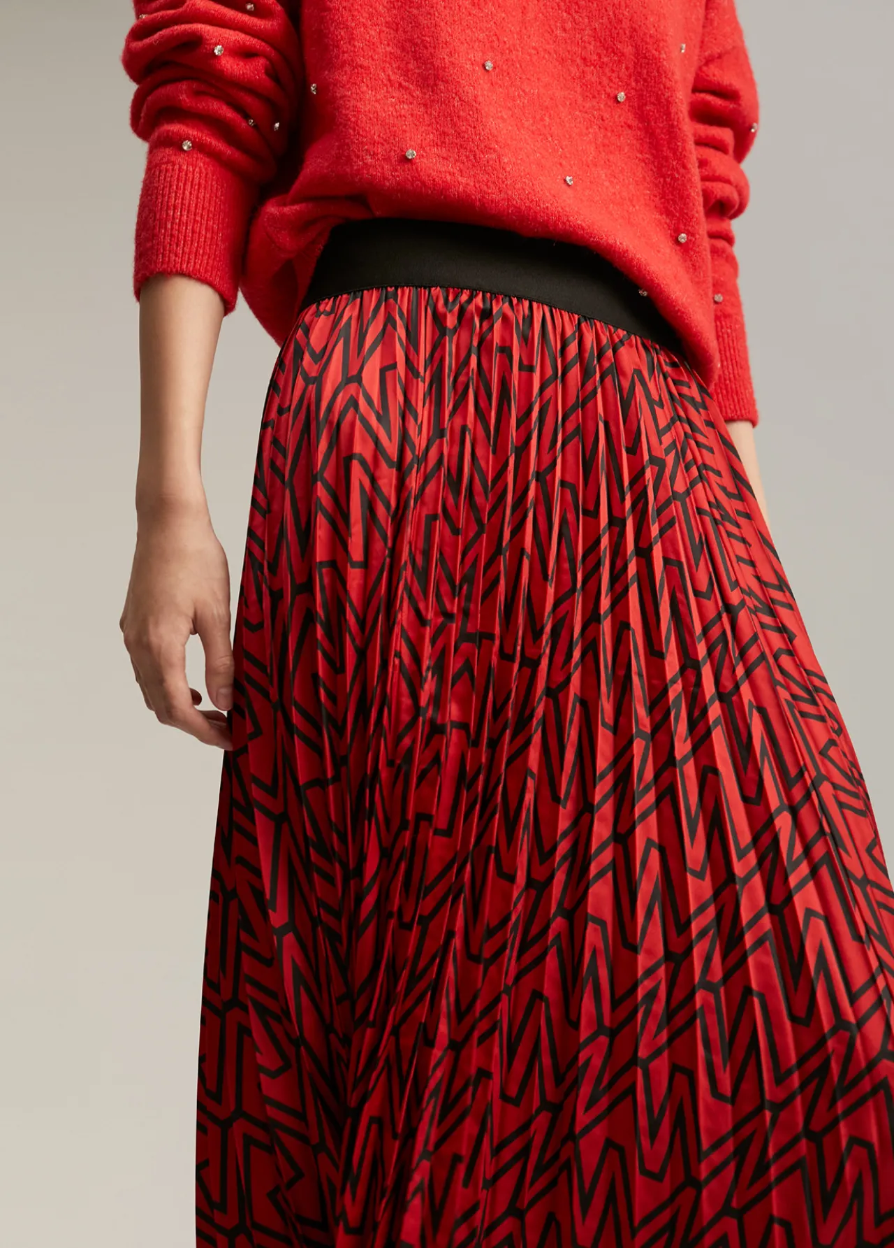 falda_plisada_monograma_3.webp Lola Casademunt Vestidos Y Faldas<Falda plisada monograma ROJO-NEGRO