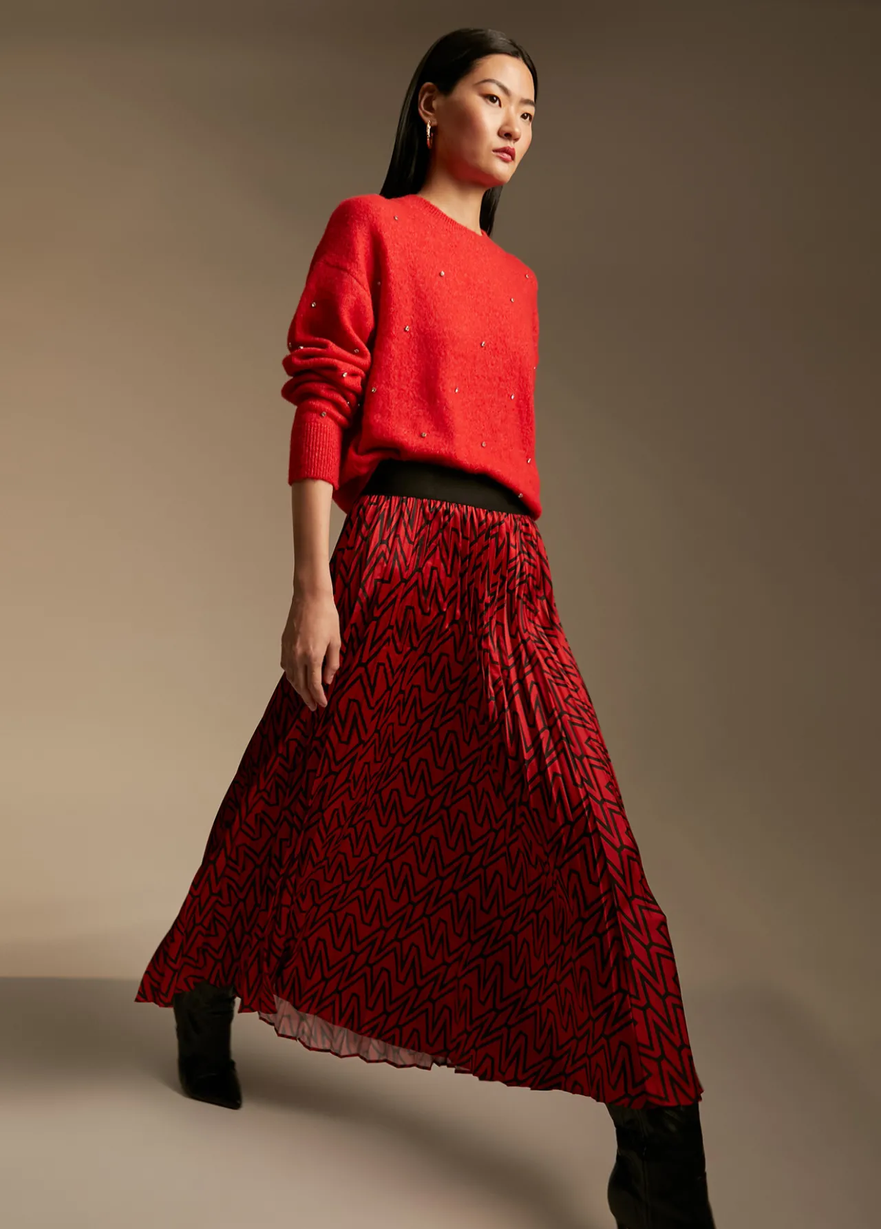 falda_plisada_monograma_5.webp Lola Casademunt Vestidos Y Faldas<Falda plisada monograma ROJO-NEGRO