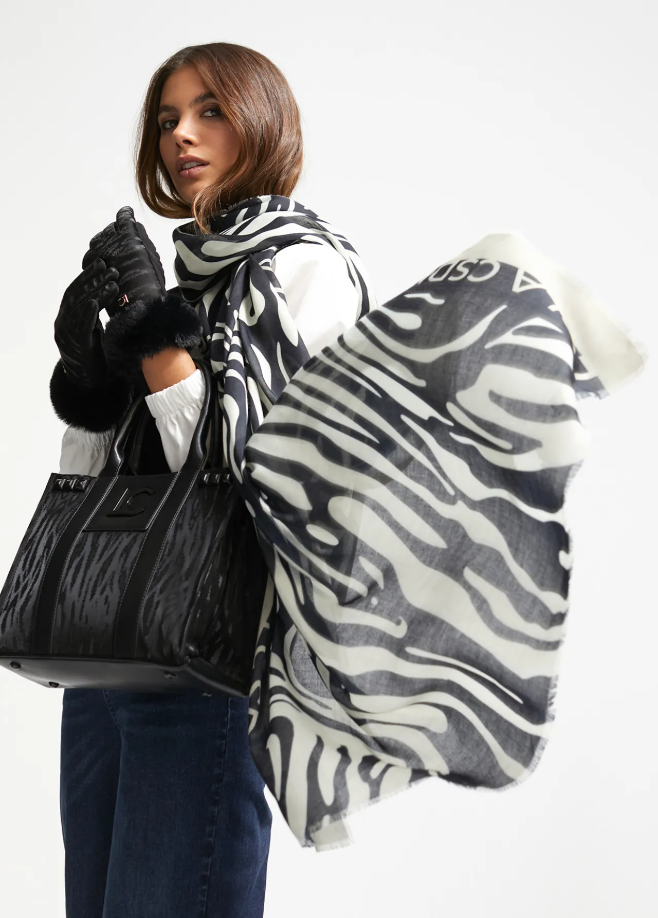 fular_logo_y_estampado_zebra_0.webp Lola Casademunt Animal Print | Bufandas Y Pañuelos<Fular logo y estampado zebra NEGRO-CRUDO