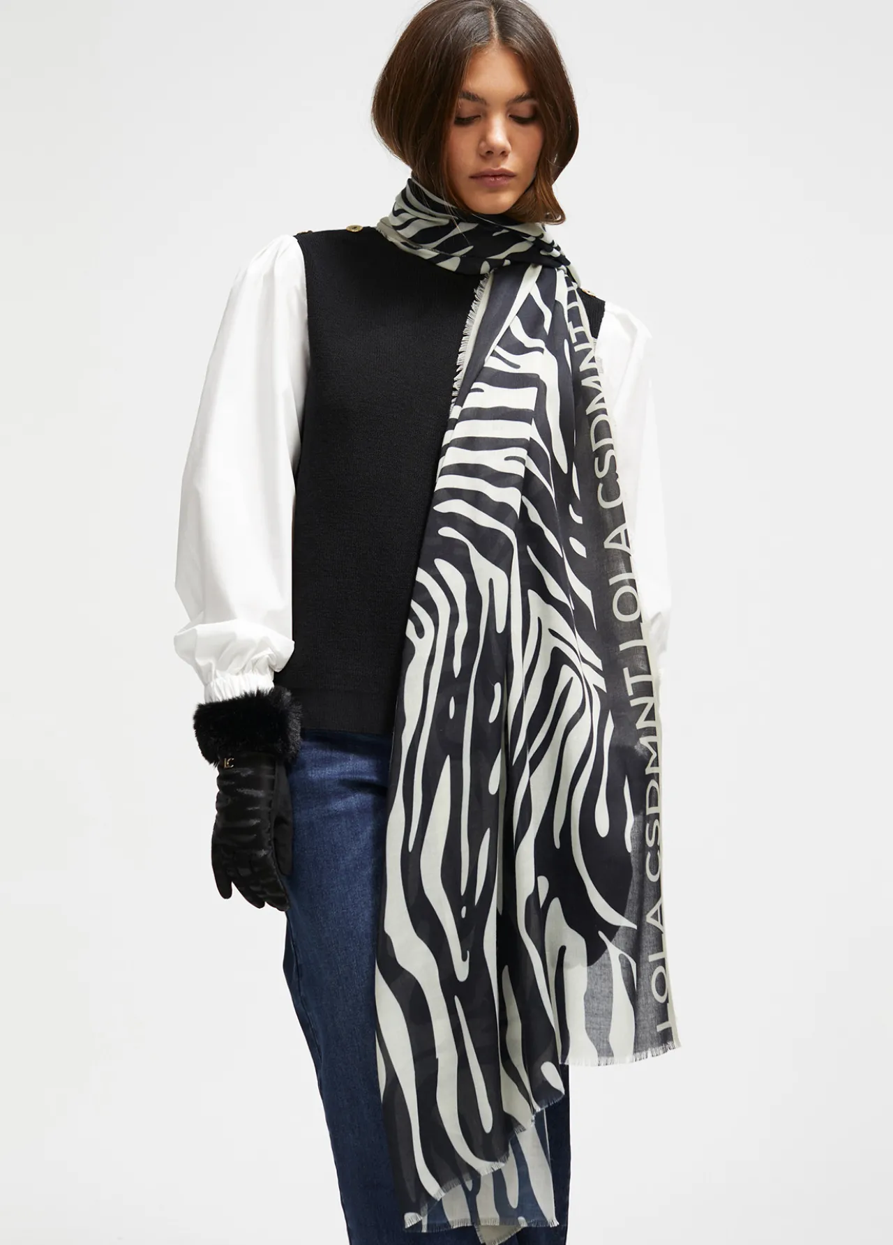fular_logo_y_estampado_zebra_1.webp Lola Casademunt Animal Print | Bufandas Y Pañuelos<Fular logo y estampado zebra NEGRO-CRUDO