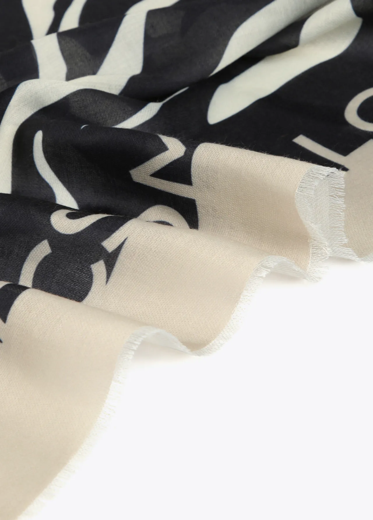 fular_logo_y_estampado_zebra_5.webp Lola Casademunt Animal Print | Bufandas Y Pañuelos<Fular logo y estampado zebra NEGRO-CRUDO
