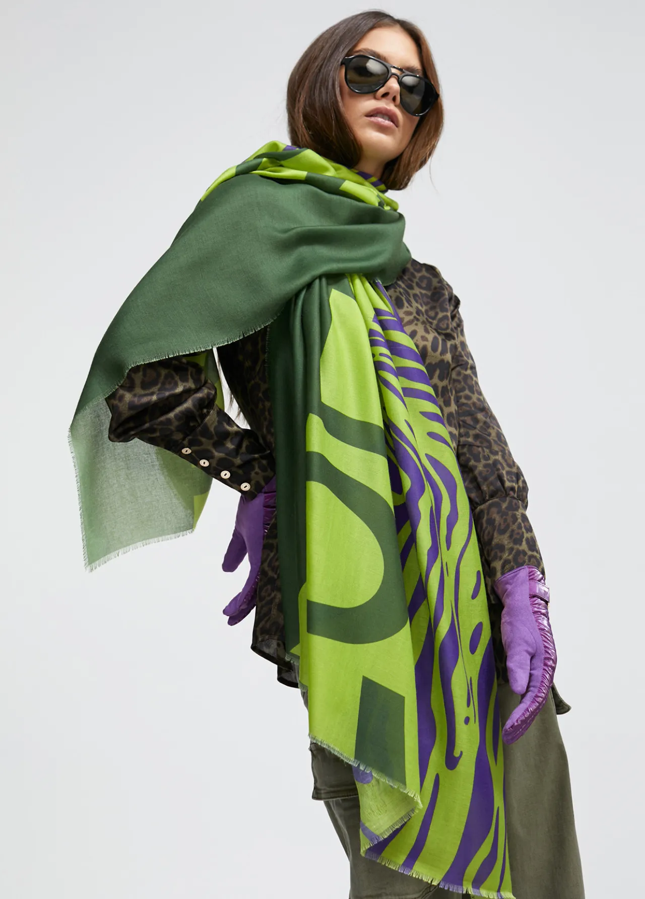 fular_maxi_logo_y_animal_6.webp Lola Casademunt Animal Print | Bufandas Y Pañuelos<Fular maxi logo y animal NEGRO-VERDE