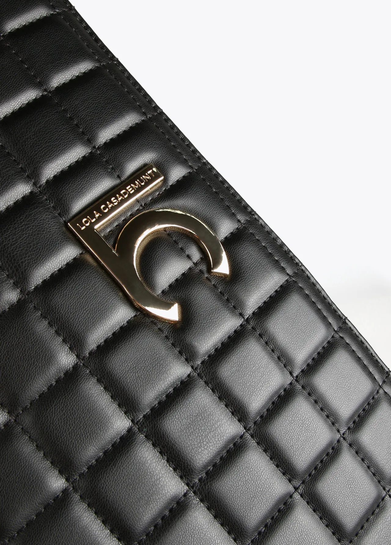 funda_ordenador_acolchada_4.webp Lola Casademunt Fundas Para Móvil Y Portatil<Funda ordenador acolchada NEGRO