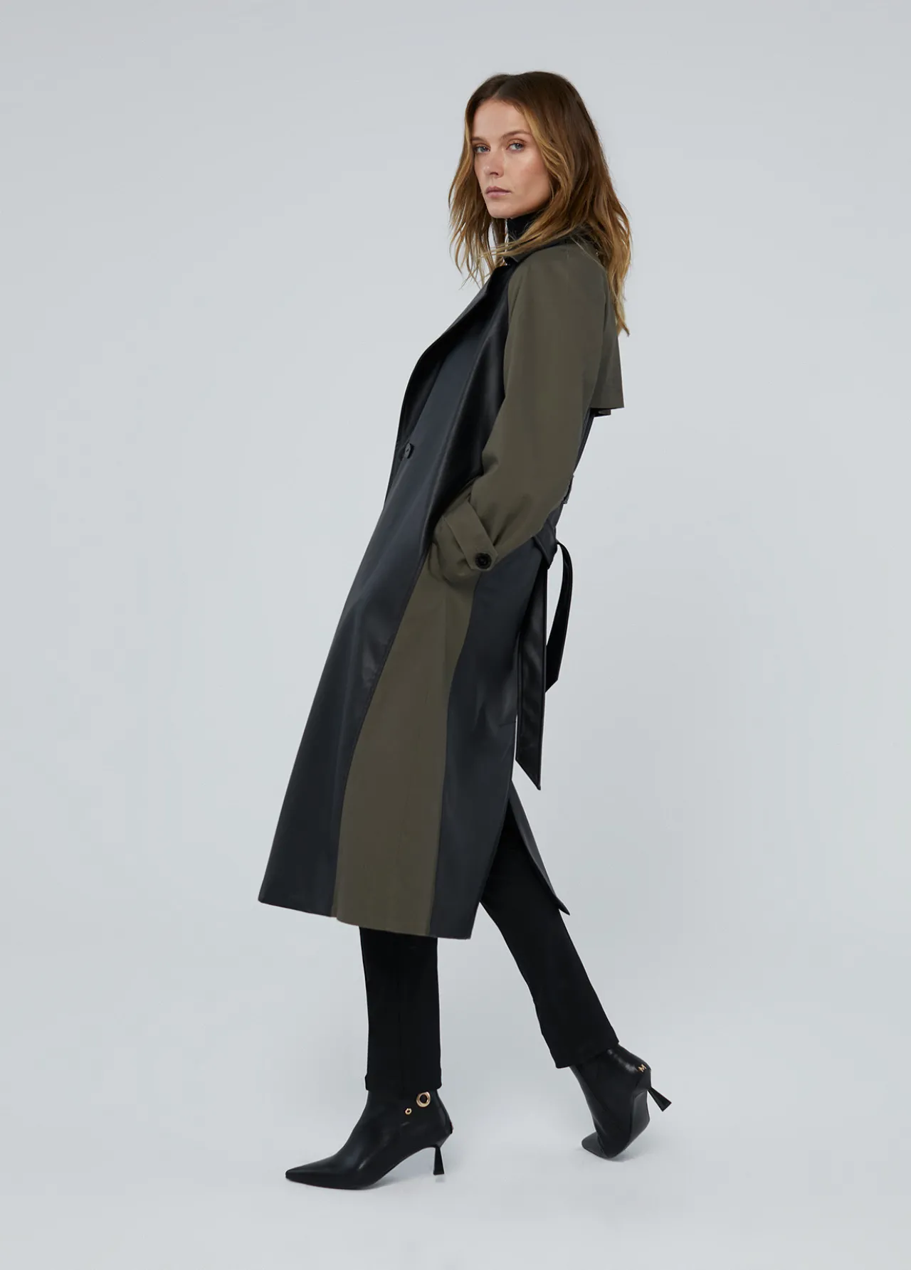 gabardina_combinada_efecto_piel_2.webp Lola Casademunt Chaquetas Y Gabardinas<Gabardina combinada efecto piel NEGRO-VERDE