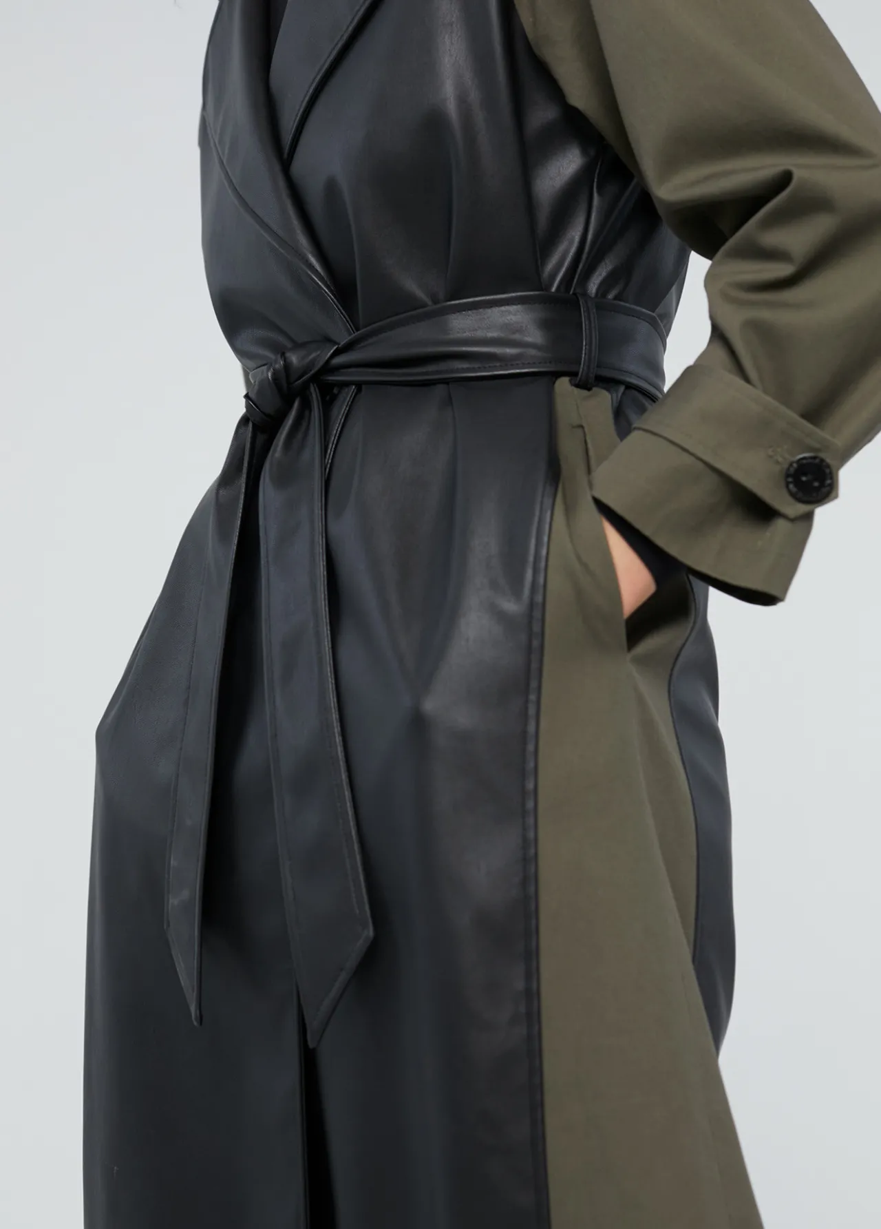 gabardina_combinada_efecto_piel_6.webp Lola Casademunt Chaquetas Y Gabardinas<Gabardina combinada efecto piel NEGRO-VERDE