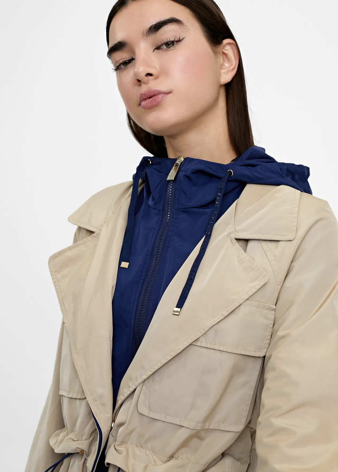 gabardina_con_capucha_2.webp Lola Casademunt Chaquetas Y Gabardinas | Abrigos Y Cazadoras<Gabardina con capucha BEIG