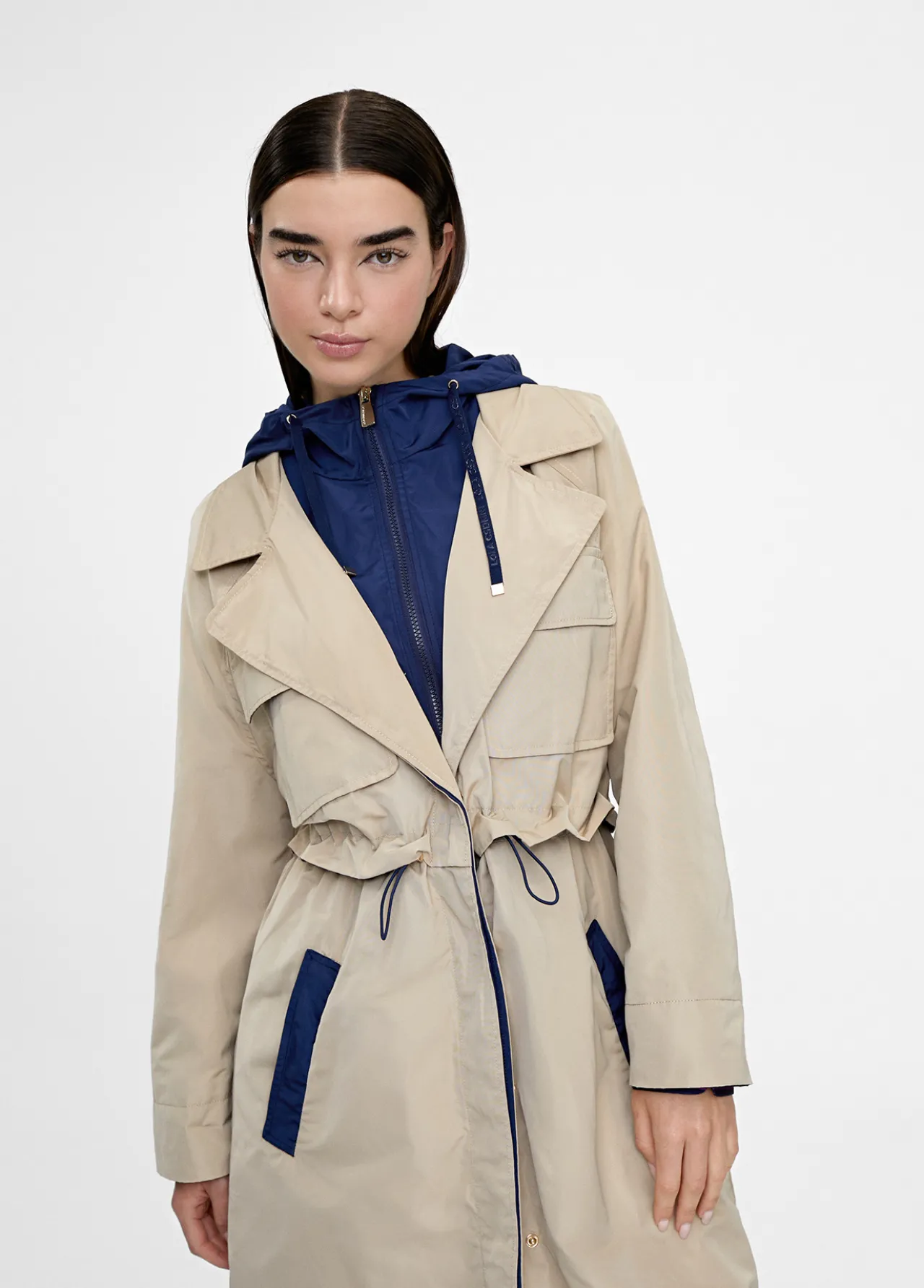 gabardina_con_capucha_3.webp Lola Casademunt Chaquetas Y Gabardinas | Abrigos Y Cazadoras<Gabardina con capucha BEIG