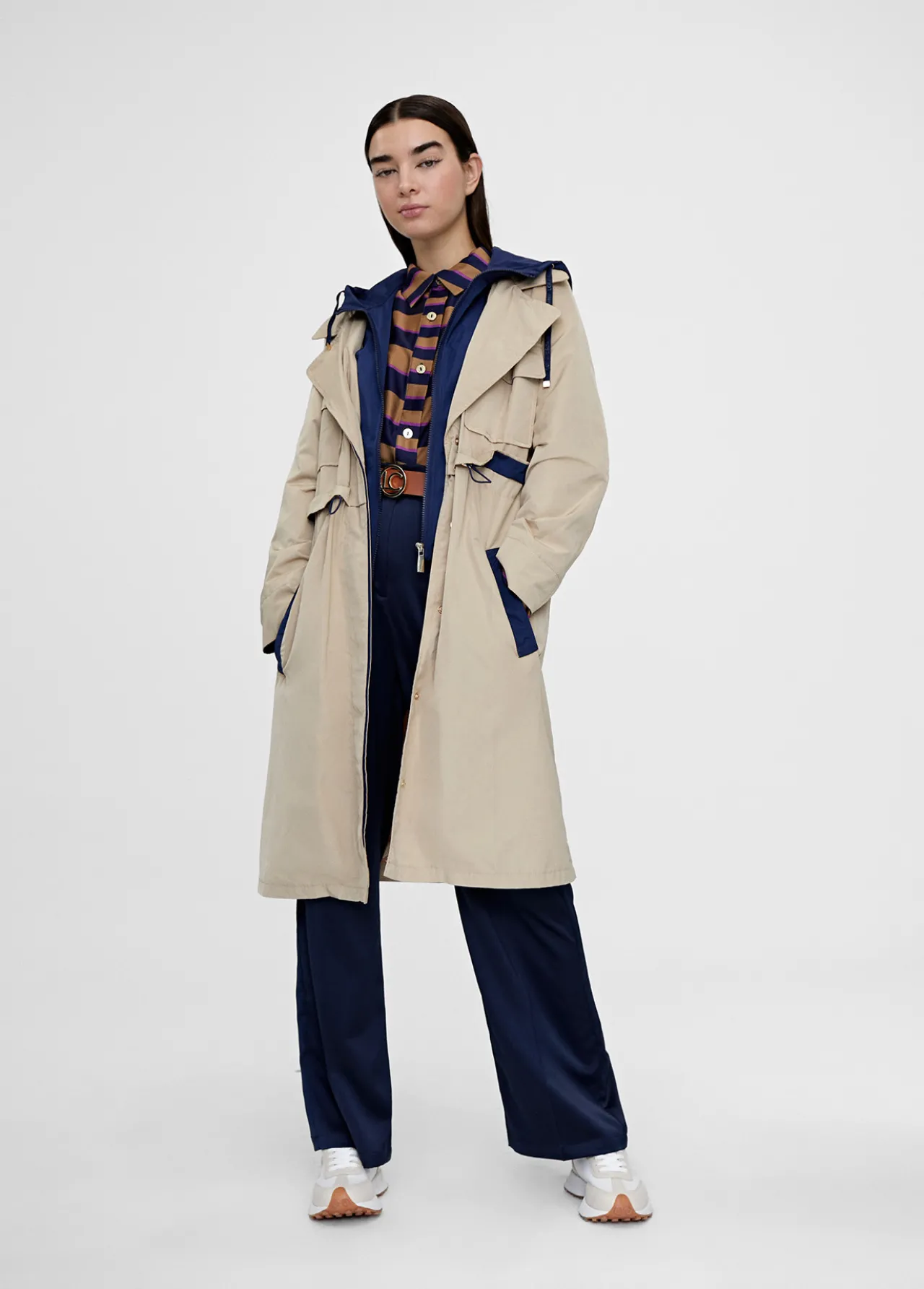 gabardina_con_capucha_4.webp Lola Casademunt Chaquetas Y Gabardinas | Abrigos Y Cazadoras<Gabardina con capucha BEIG