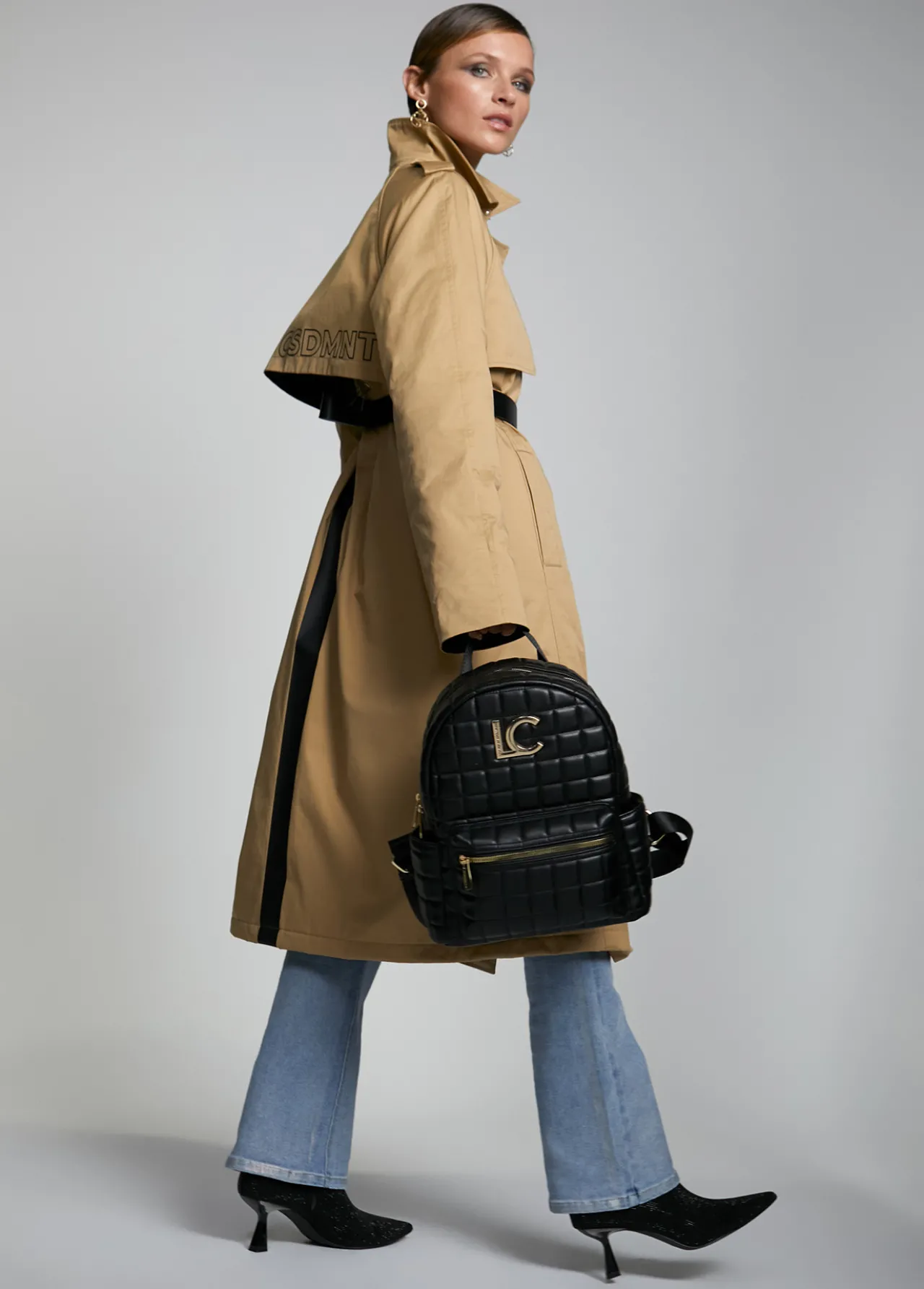 gabardina_detalle_logo_0.webp Lola Casademunt Chaquetas Y Gabardinas<Gabardina detalle logo CAMEL