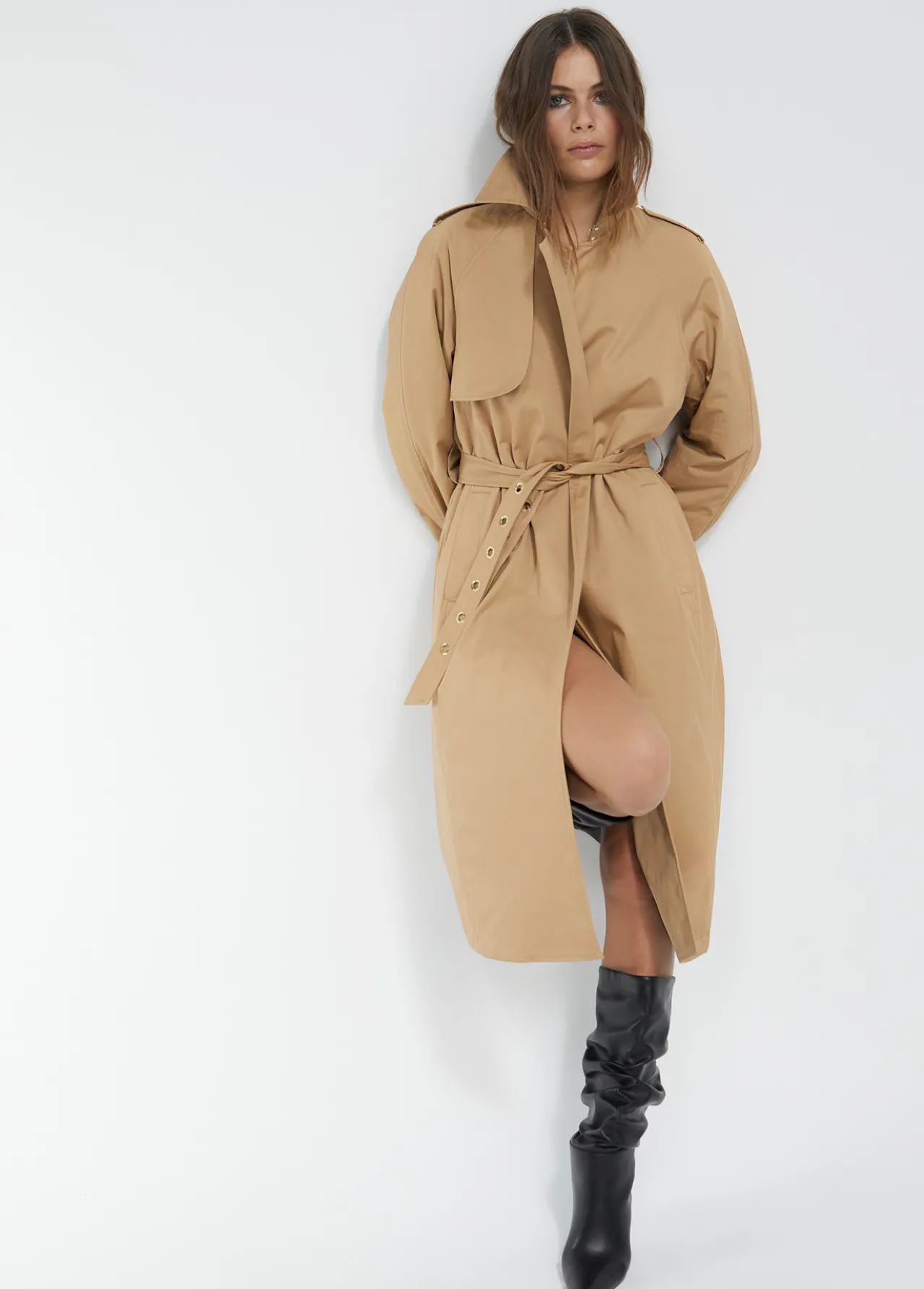 gabardina_detalle_logo_1.webp Lola Casademunt Chaquetas Y Gabardinas<Gabardina detalle logo CAMEL