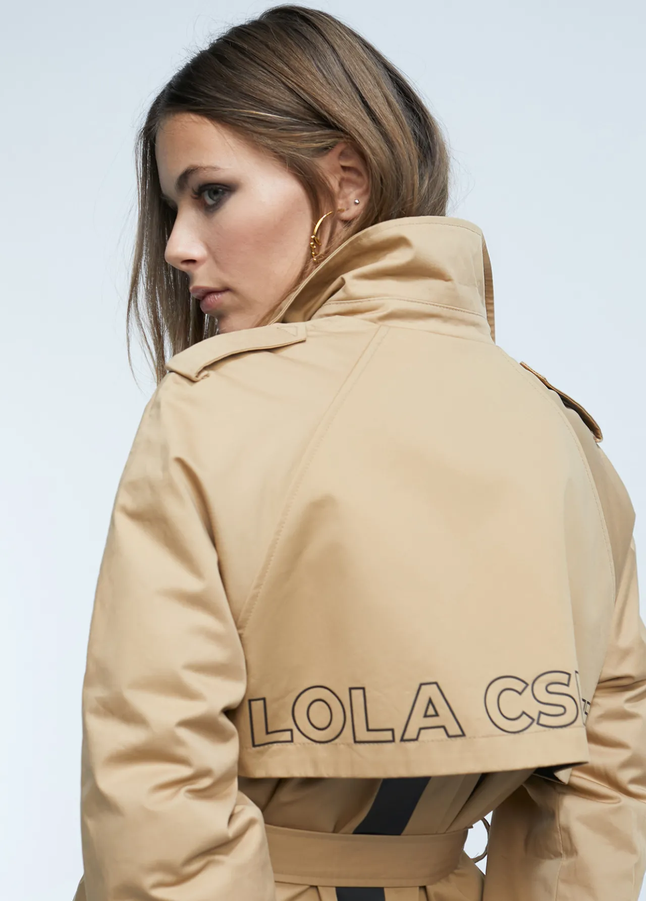 gabardina_detalle_logo_2.webp Lola Casademunt Chaquetas Y Gabardinas<Gabardina detalle logo CAMEL
