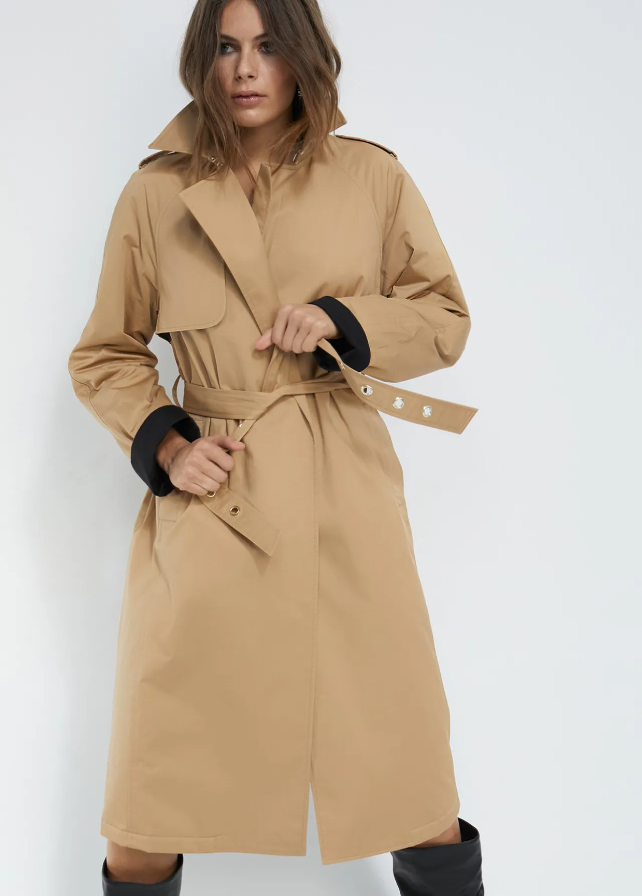 gabardina_detalle_logo_3.webp Lola Casademunt Chaquetas Y Gabardinas<Gabardina detalle logo CAMEL