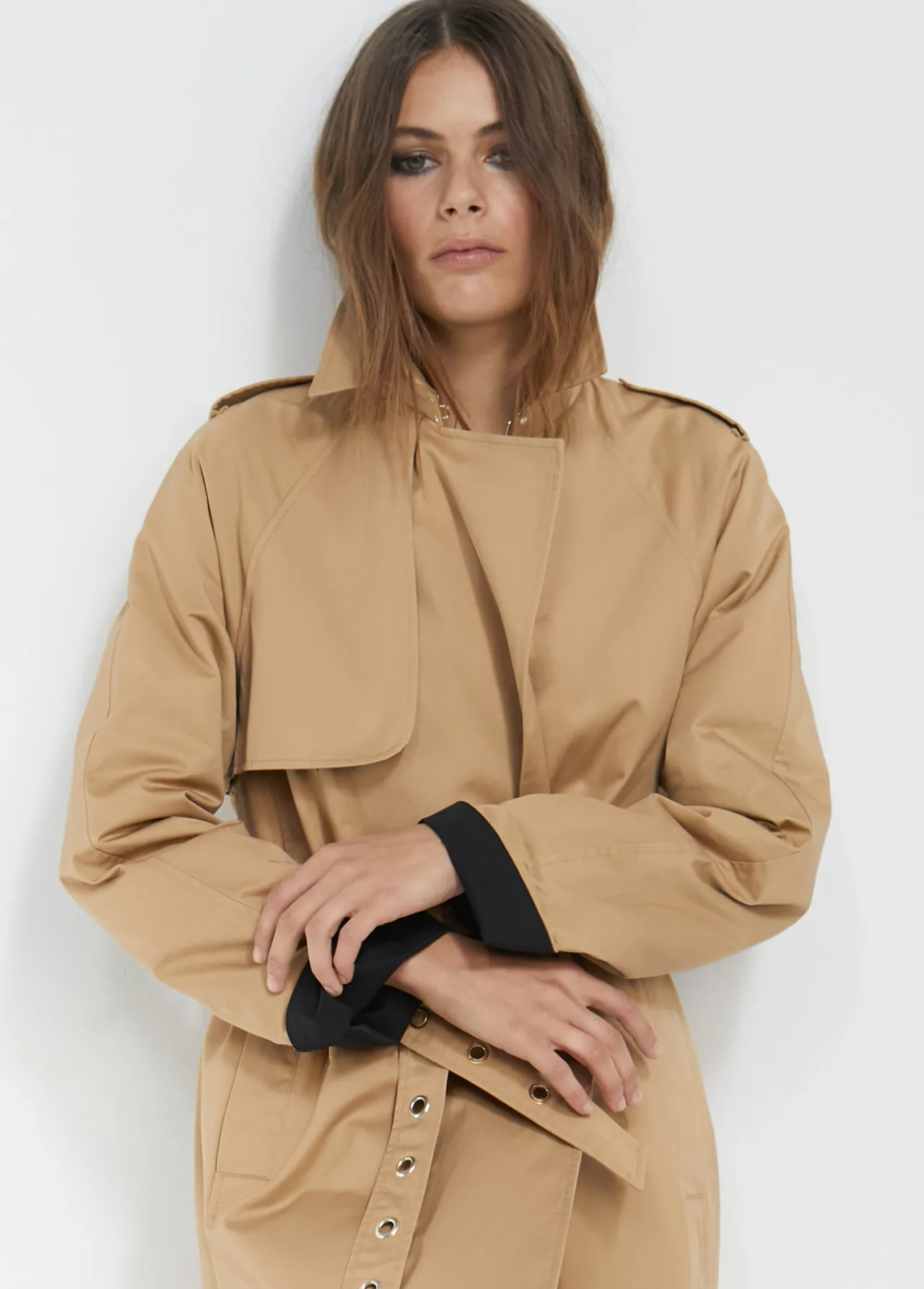 gabardina_detalle_logo_4.webp Lola Casademunt Chaquetas Y Gabardinas<Gabardina detalle logo CAMEL