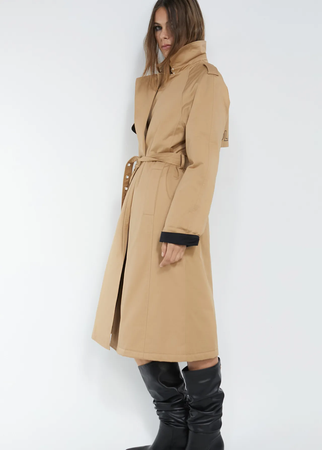 gabardina_detalle_logo_5.webp Lola Casademunt Chaquetas Y Gabardinas<Gabardina detalle logo CAMEL