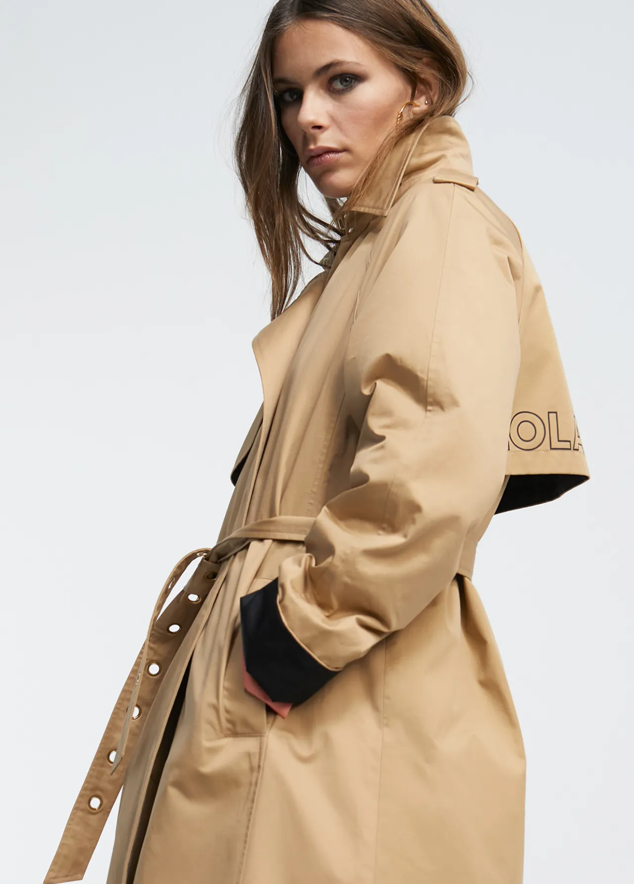 gabardina_detalle_logo_6.webp Lola Casademunt Chaquetas Y Gabardinas<Gabardina detalle logo CAMEL