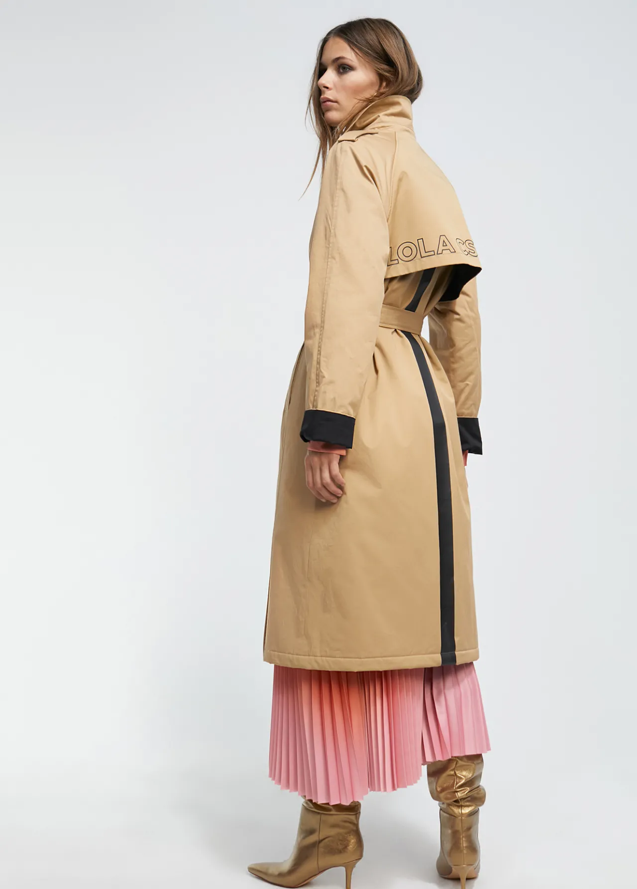 gabardina_detalle_logo_7.webp Lola Casademunt Chaquetas Y Gabardinas<Gabardina detalle logo CAMEL