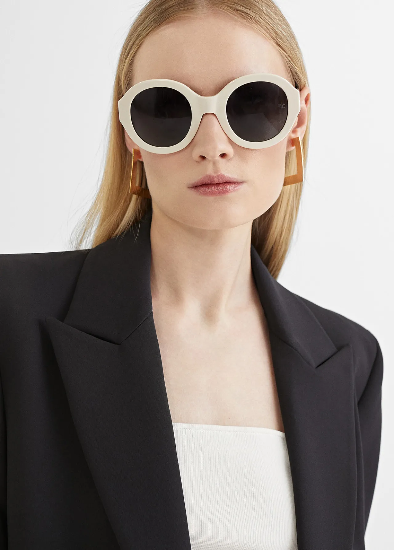 gafas_de_sol_redondas_10.webp Lola Casademunt Otros Complementos | Gafas<Gafas de sol redondas NEGRO