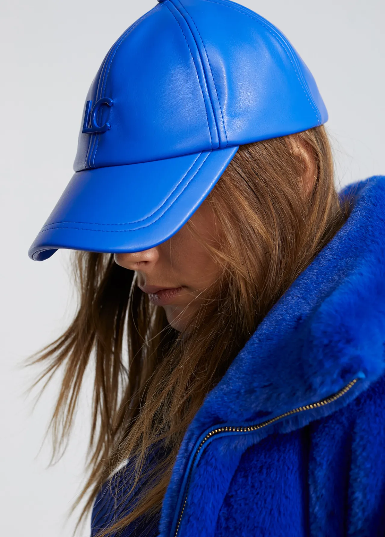 gorra_efecto_piel_3-1.webp Lola Casademunt Gorros Sombreros Y Guantes<Gorra efecto piel ROSA