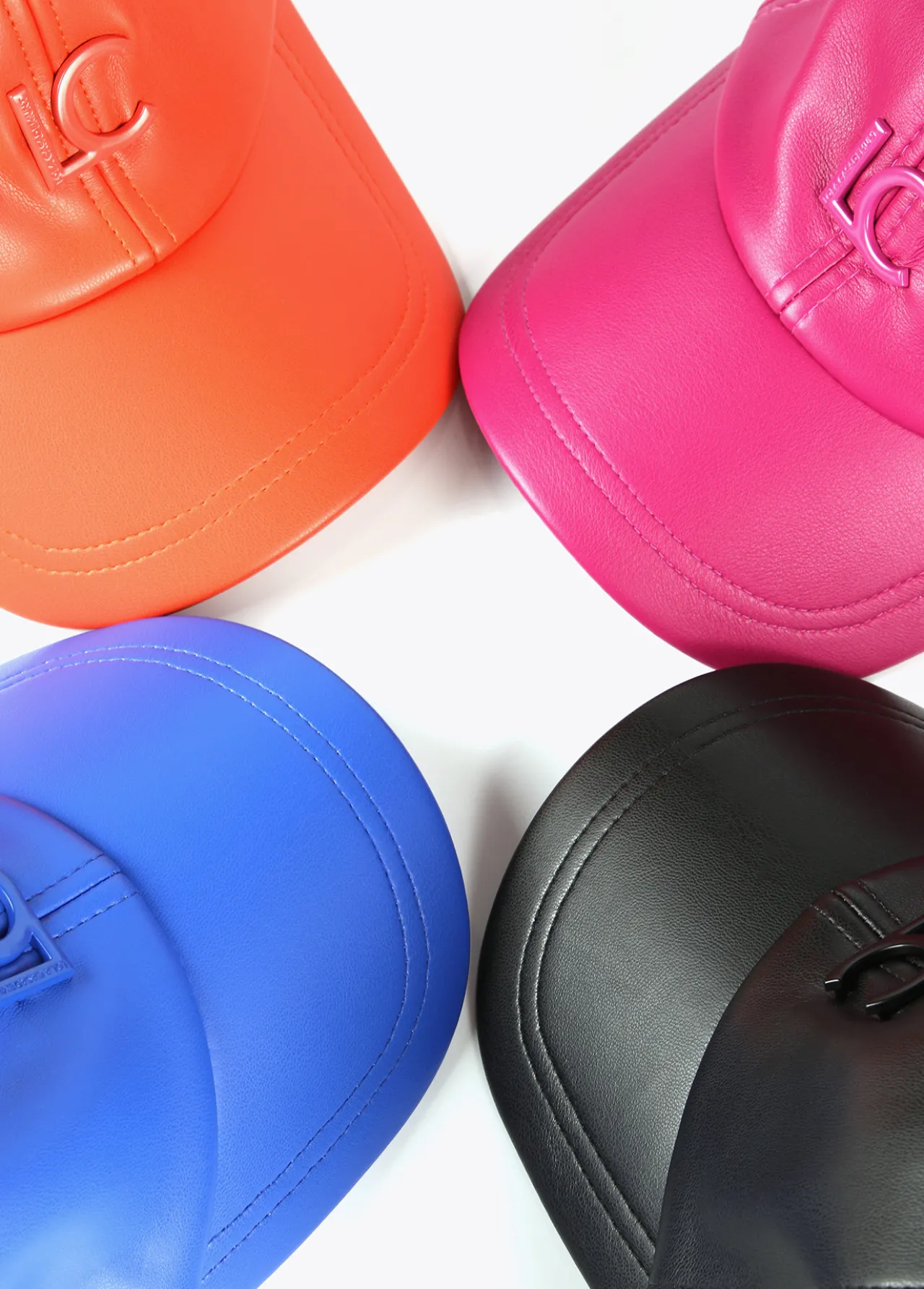 gorra_efecto_piel_4.webp Lola Casademunt Gorros Sombreros Y Guantes<Gorra efecto piel ROSA