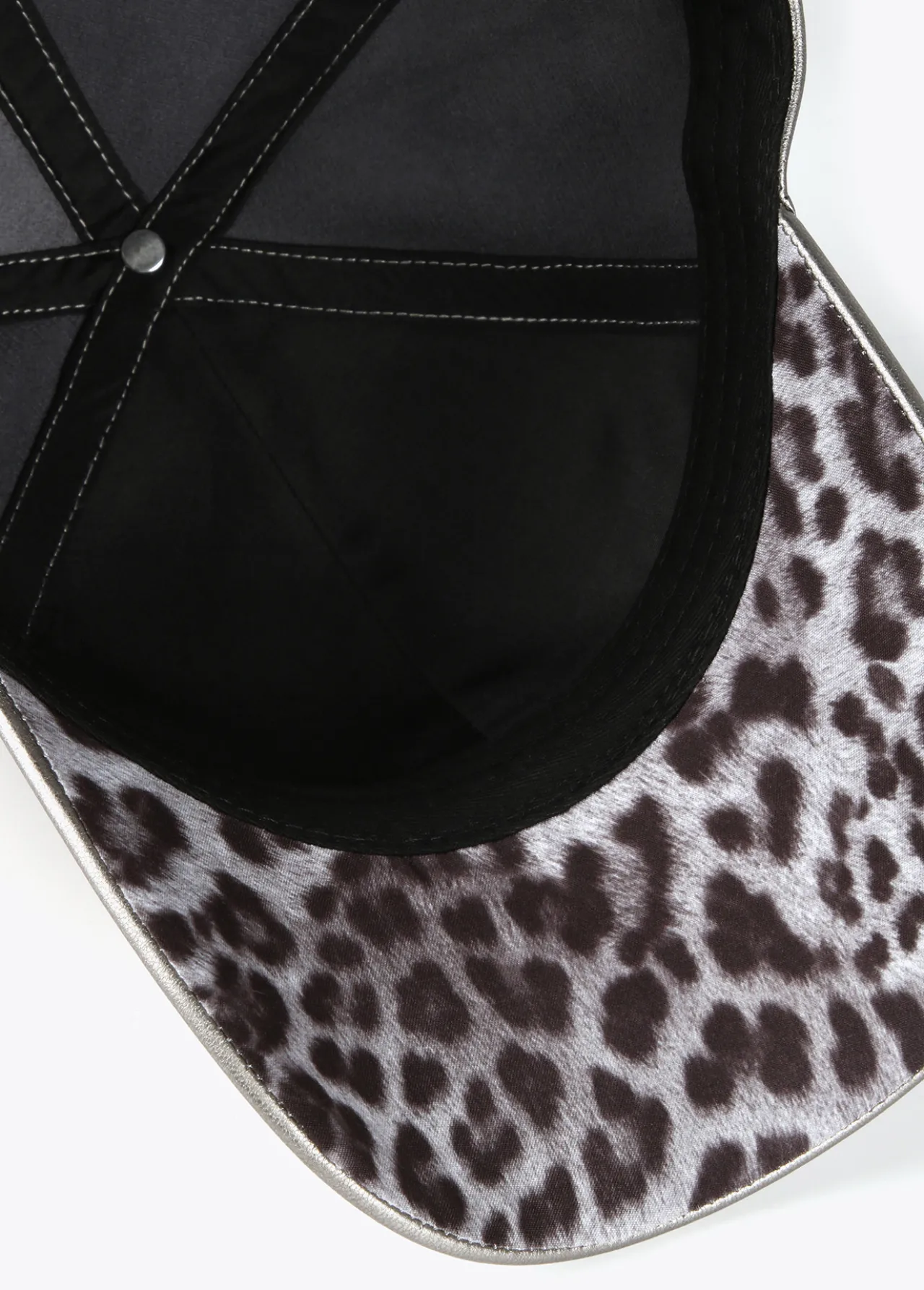gorra_metalizada_4.webp Lola Casademunt Gorros Sombreros Y Guantes<Gorra metalizada PLATEADO