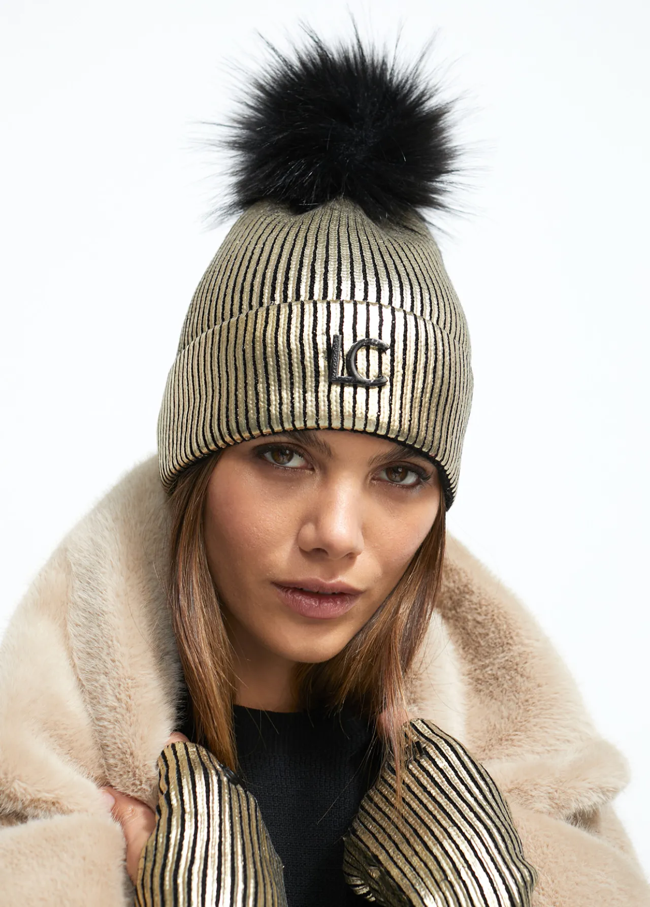 gorro_dorado_0.webp Lola Casademunt Gorros Sombreros Y Guantes<Gorro DORADO