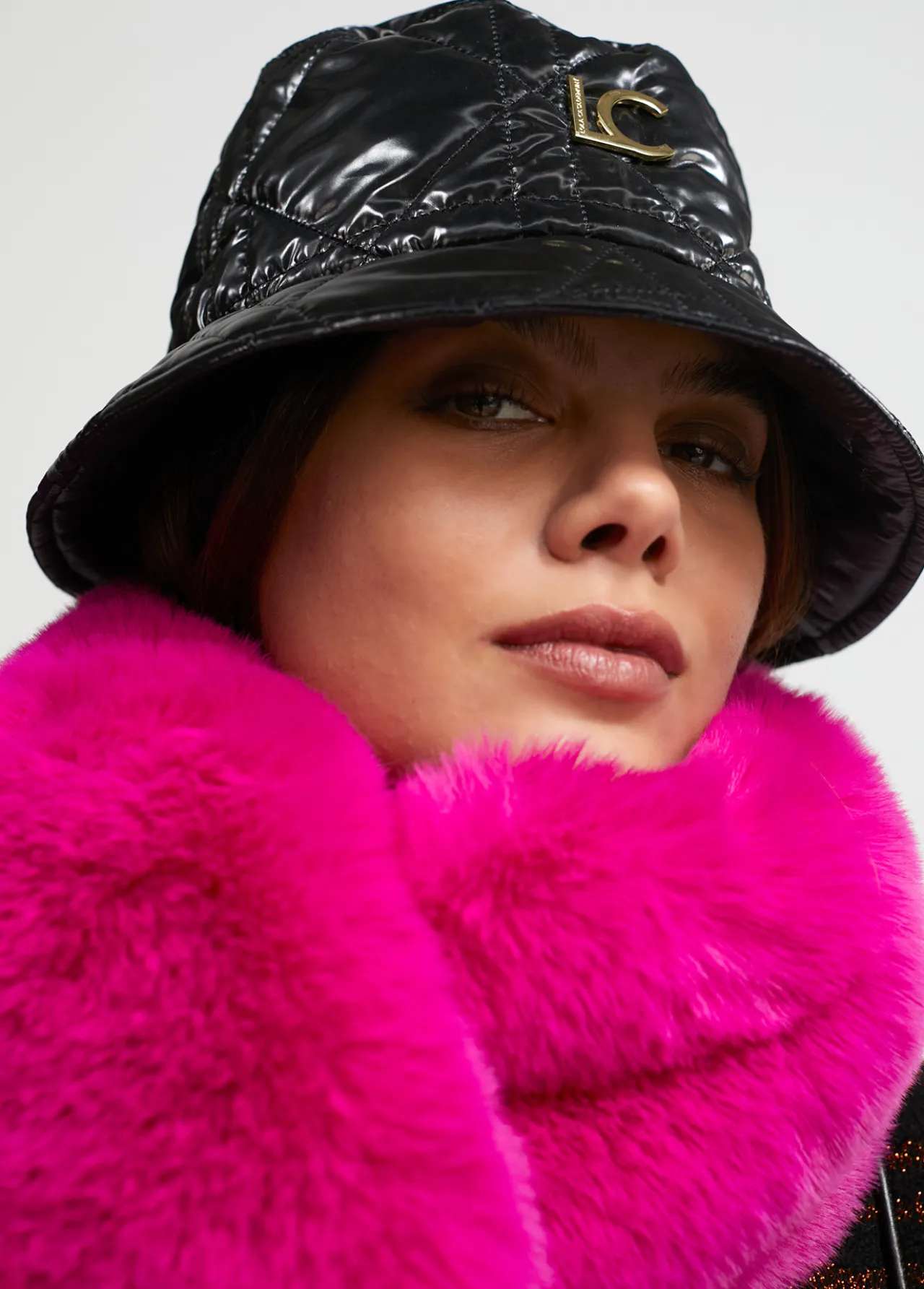gorro_tipo_bucket_acolchado_1-1.webp Lola Casademunt Gorros Sombreros Y Guantes<Gorro tipo bucket acolchado NEGRO
