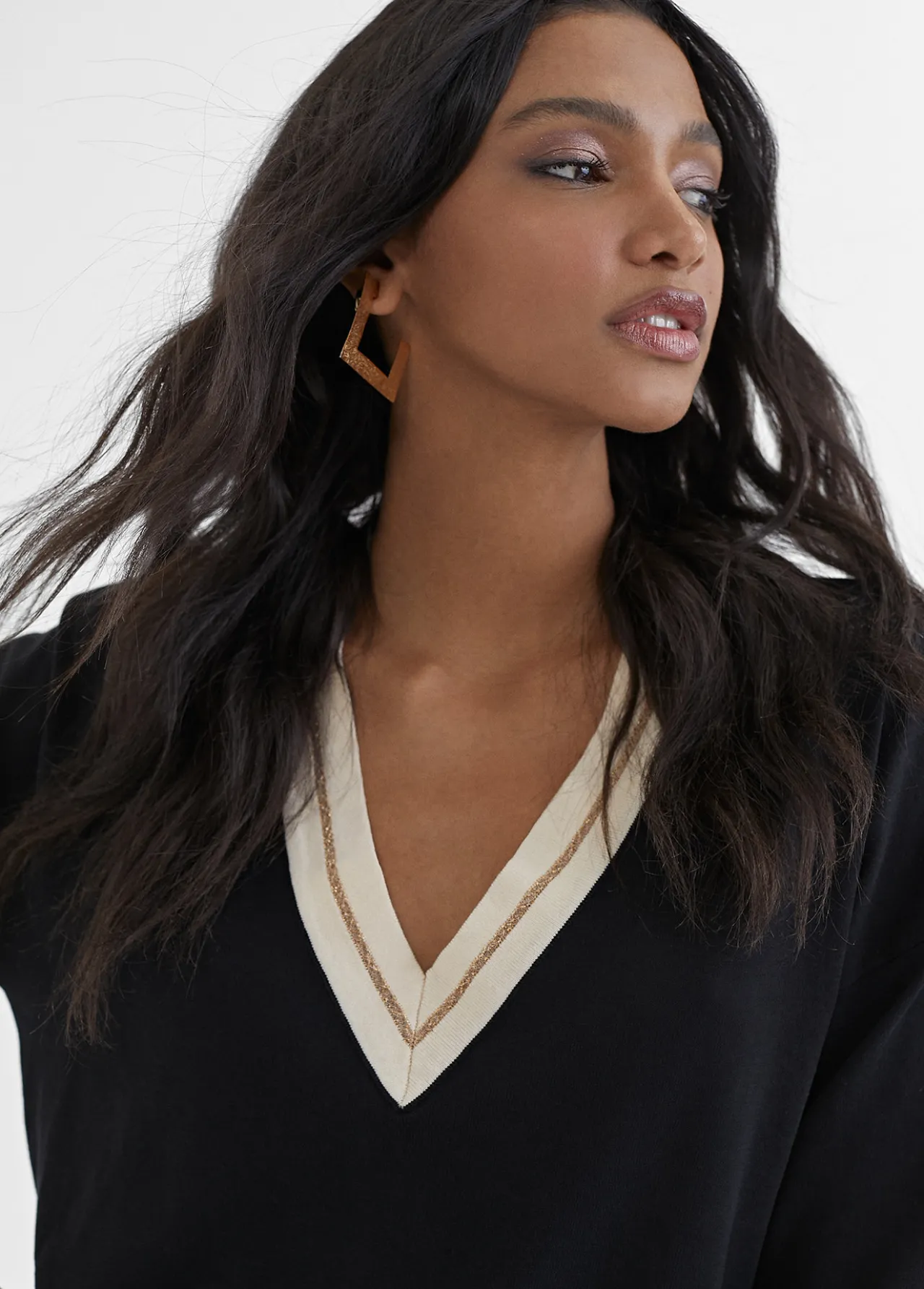 jersey_cuello_pico_3.webp Lola Casademunt Punto<Jersey cuello pico NEGRO-CRUDO