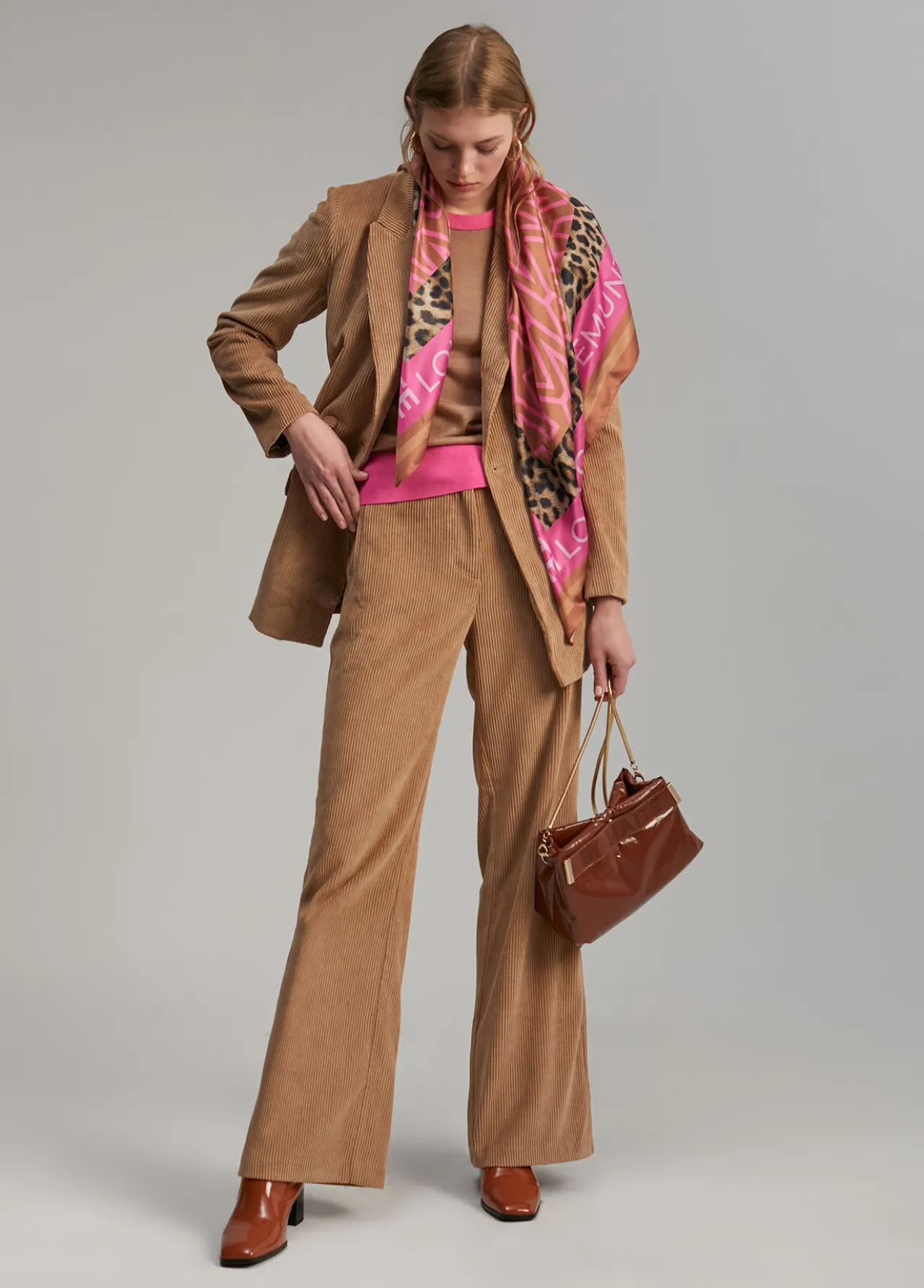 jersey_detalle_strass_3-1.webp Lola Casademunt Punto<Jersey detalle strass CAMEL