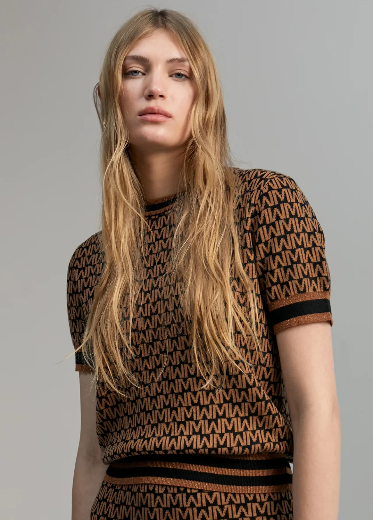 jersey_monograma_bicolor_0.webp Lola Casademunt Punto<Jersey monograma bicolor MARRON-NEGRO