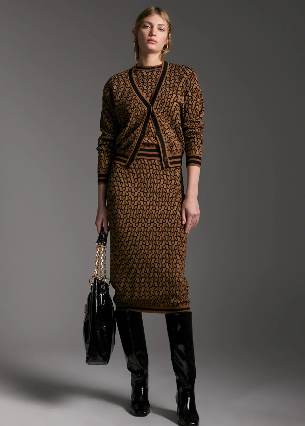 jersey_monograma_bicolor_3.webp Lola Casademunt Punto<Jersey monograma bicolor MARRON-NEGRO