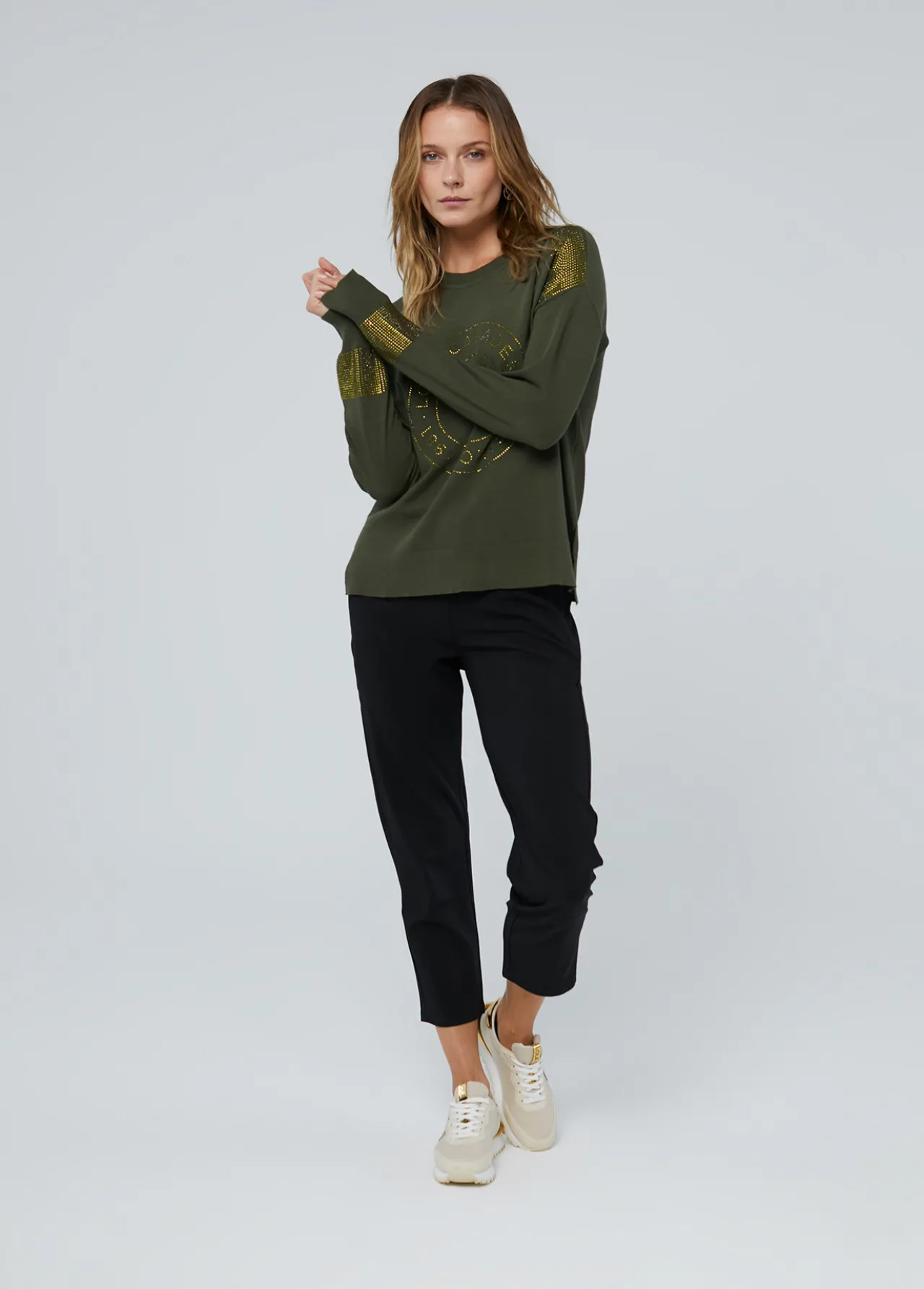 jersey_punto_logo_strass_1.webp Lola Casademunt Punto | Sudaderas<Jersey punto logo strass KAKI
