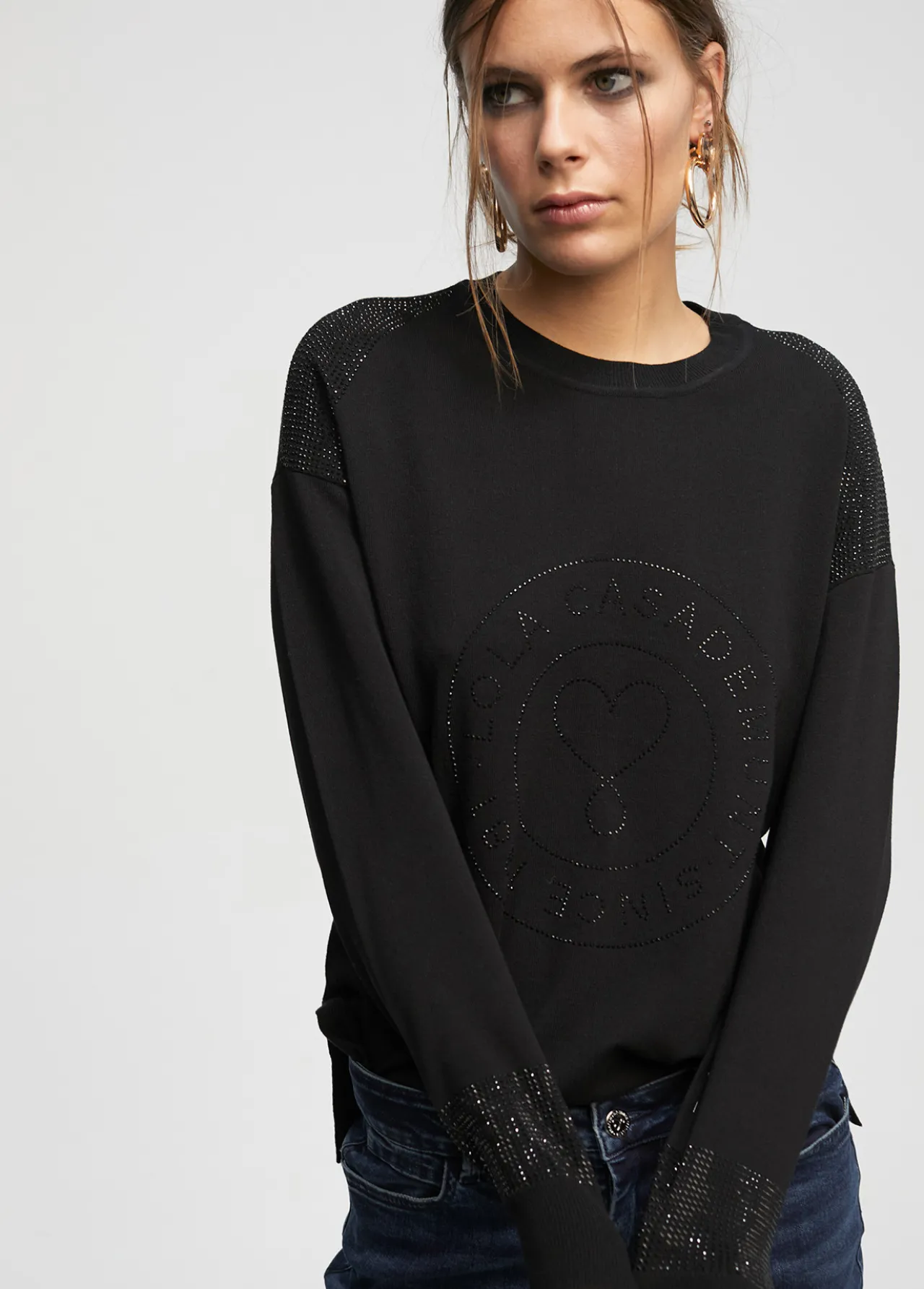 jersey_punto_logo_strass_2-1.webp Lola Casademunt Punto | Sudaderas<Jersey punto logo strass KAKI