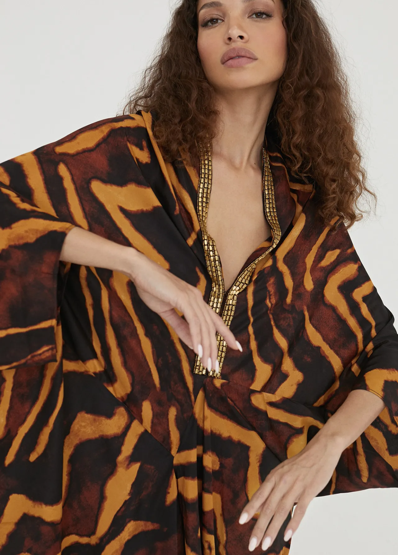 kimono_estampado_en_cebra_1.webp Lola Casademunt Baño<Kimono estampado en cebra NEGRO-MARRON