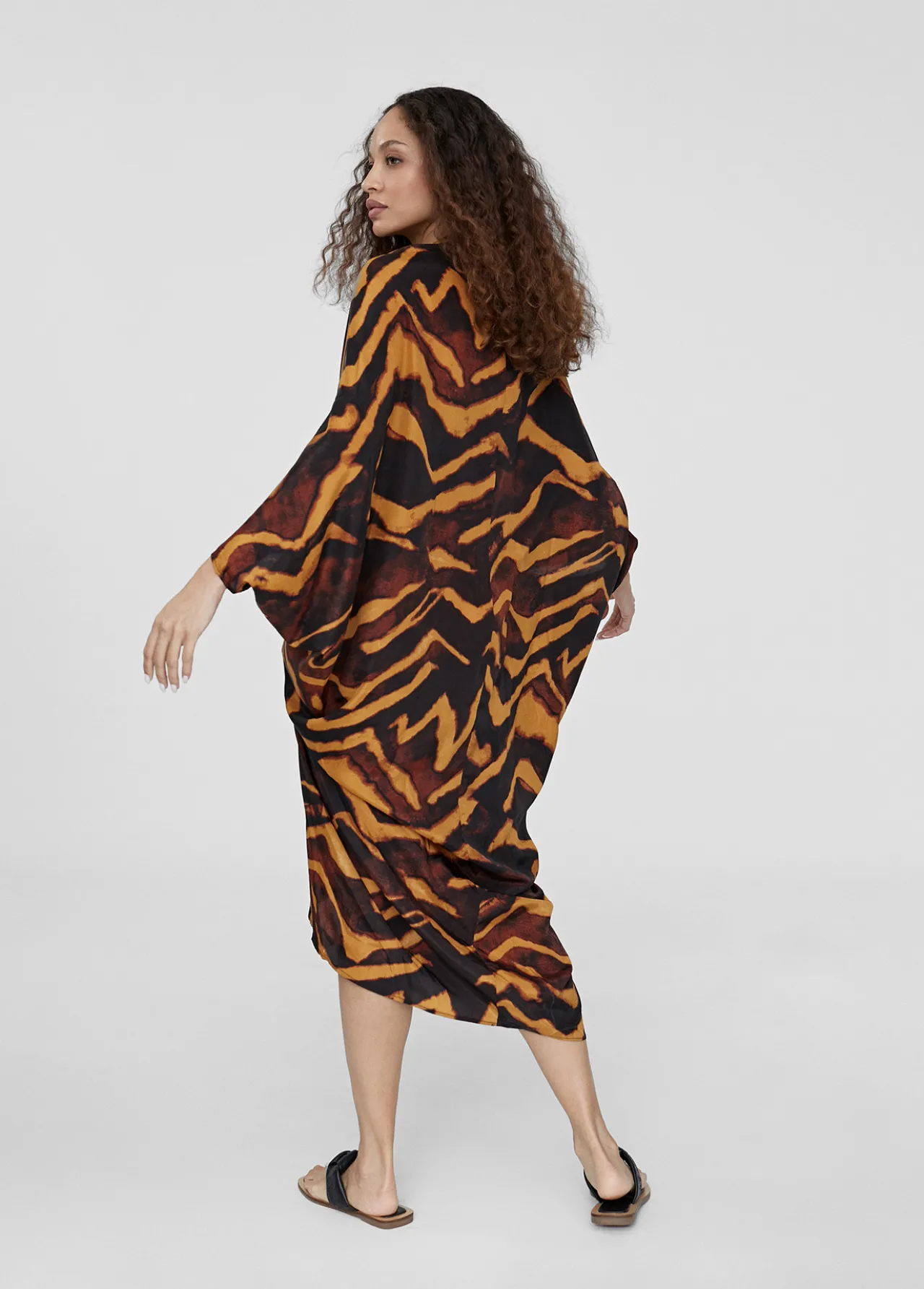 kimono_estampado_en_cebra_3.webp Lola Casademunt Baño<Kimono estampado en cebra NEGRO-MARRON