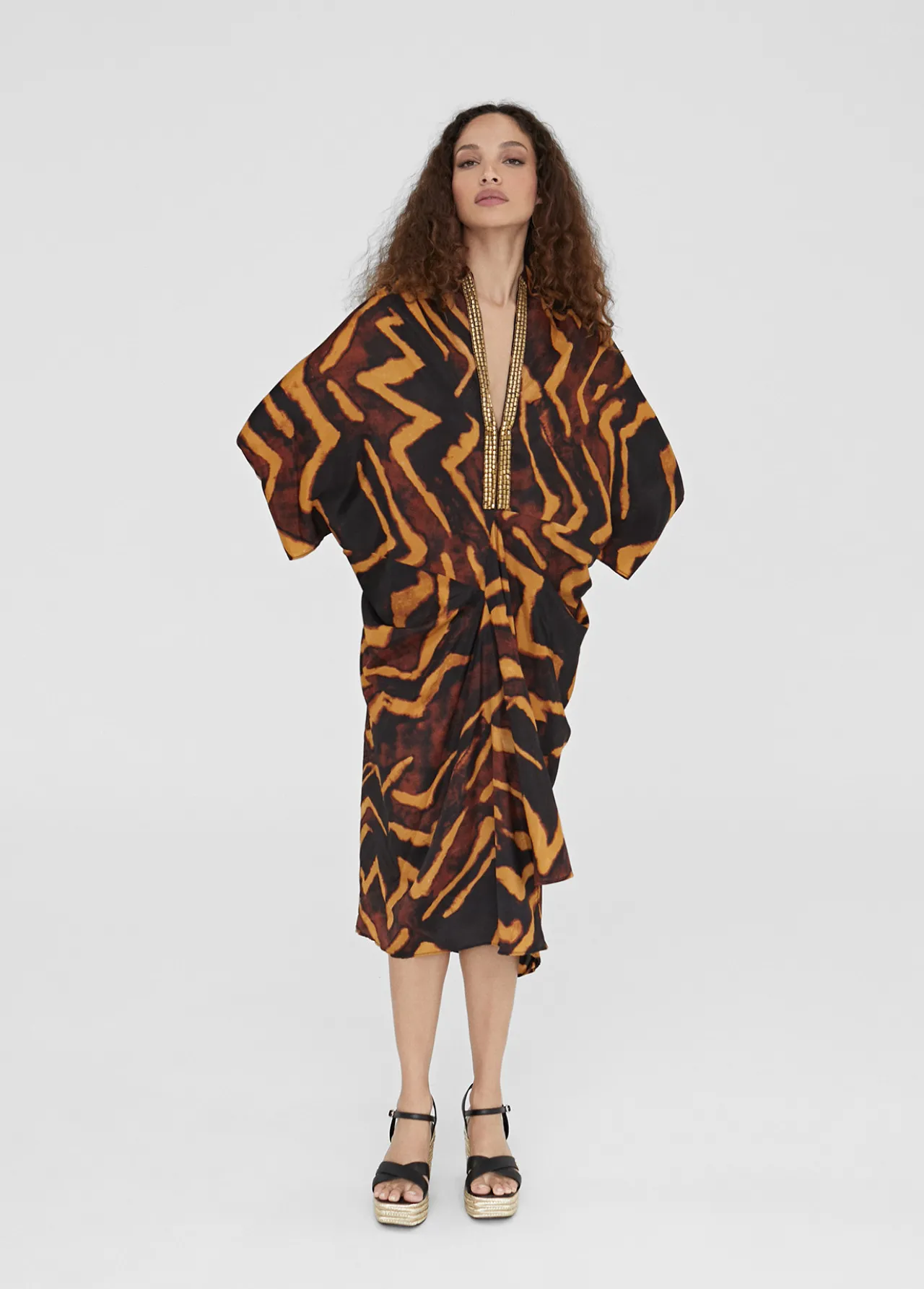 kimono_estampado_en_cebra_5.webp Lola Casademunt Baño<Kimono estampado en cebra NEGRO-MARRON