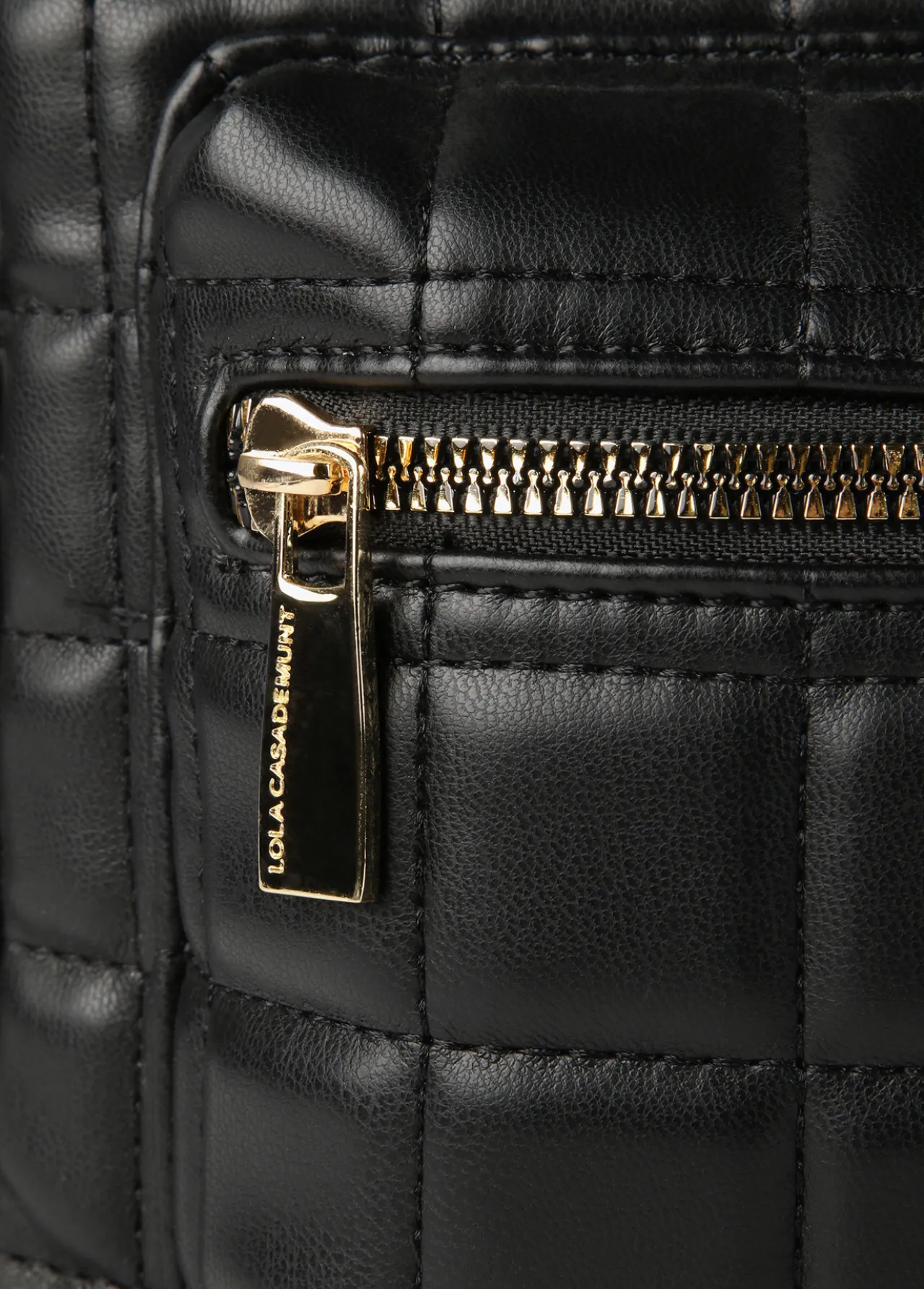 mochila_acolchada_de_cuadros_6.webp Lola Casademunt Bolsos Grandes | Mochilas Y Riñoneras<Mochila acolchada de cuadros NEGRO
