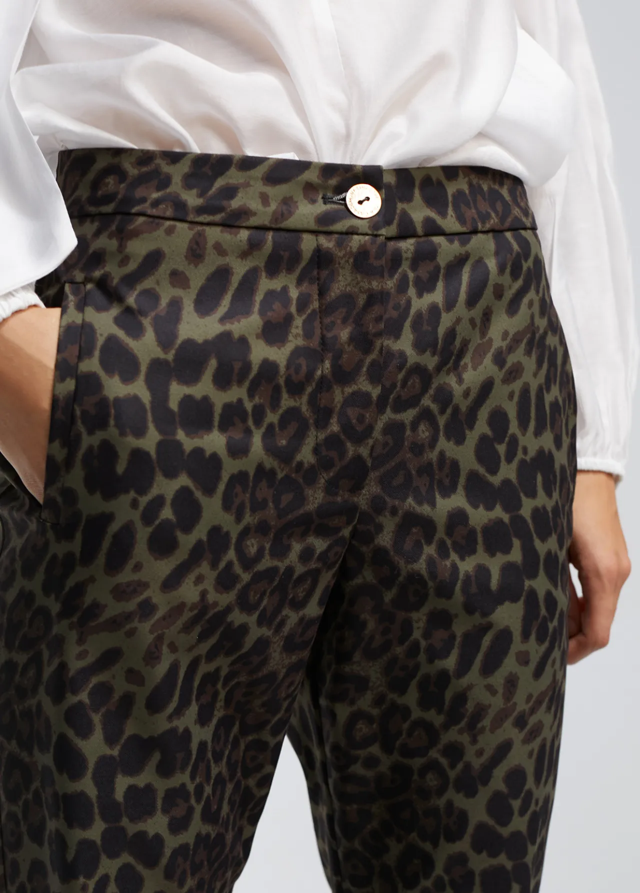 pantaln_animal_print_4-1.webp Lola Casademunt Animal Print | Pantalones<Pantalón animal print NEGRO-VERDE