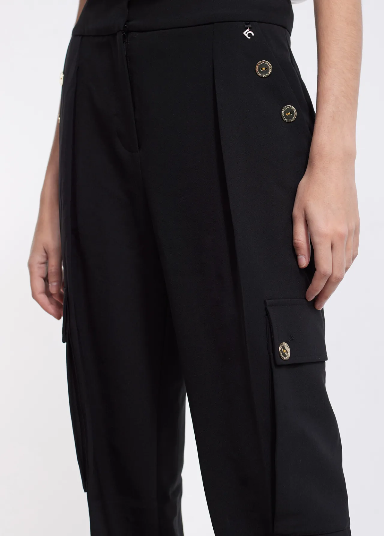 pantaln_cargo_bombacho_1.webp Lola Casademunt Pantalones<Pantalón cargo bombacho NEGRO