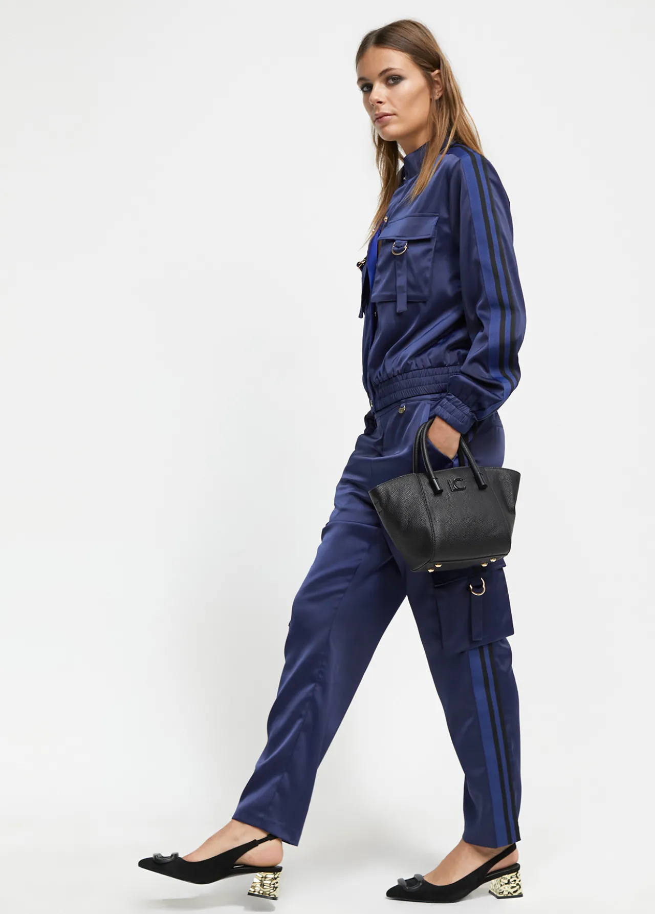 pantaln_cargo_satinado_1.webp Lola Casademunt Pantalones<Pantalón cargo satinado AZULNOCHE