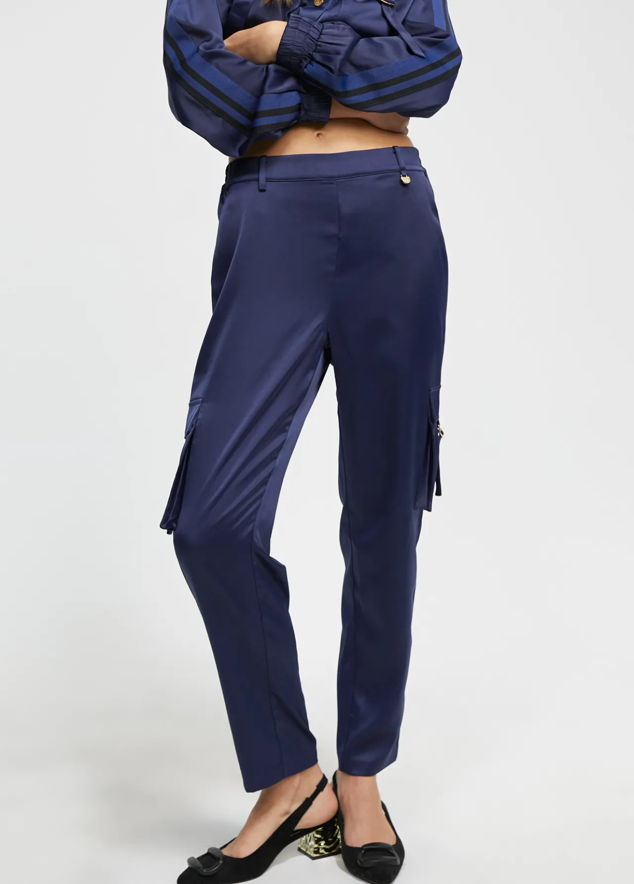 pantaln_cargo_satinado_2.webp Lola Casademunt Pantalones<Pantalón cargo satinado AZULNOCHE