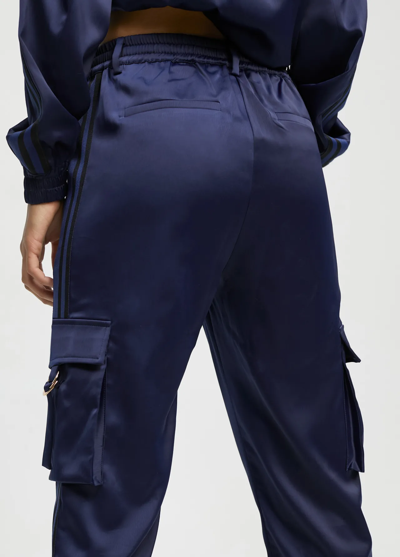 pantaln_cargo_satinado_4.webp Lola Casademunt Pantalones<Pantalón cargo satinado AZULNOCHE