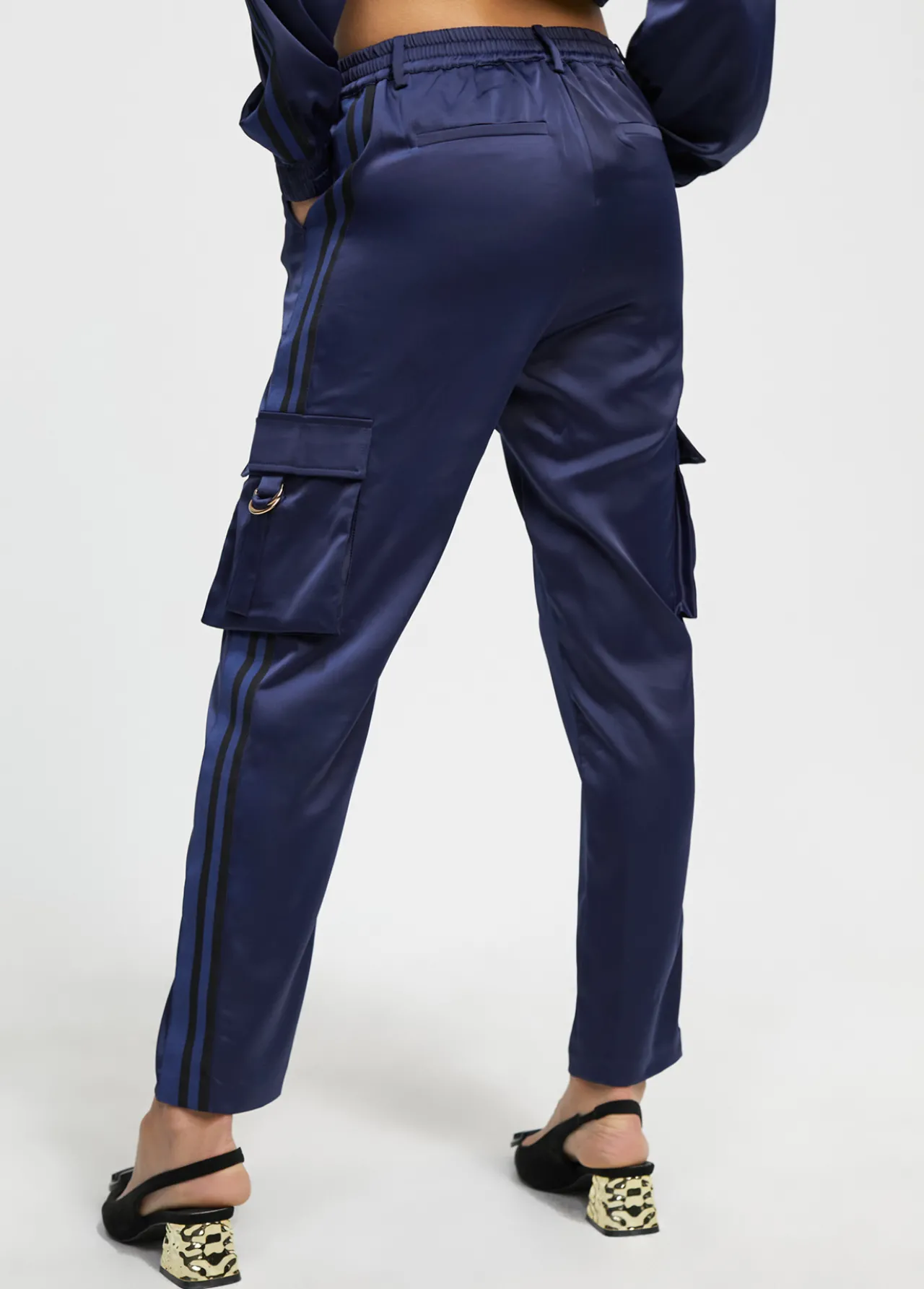 pantaln_cargo_satinado_5.webp Lola Casademunt Pantalones<Pantalón cargo satinado AZULNOCHE