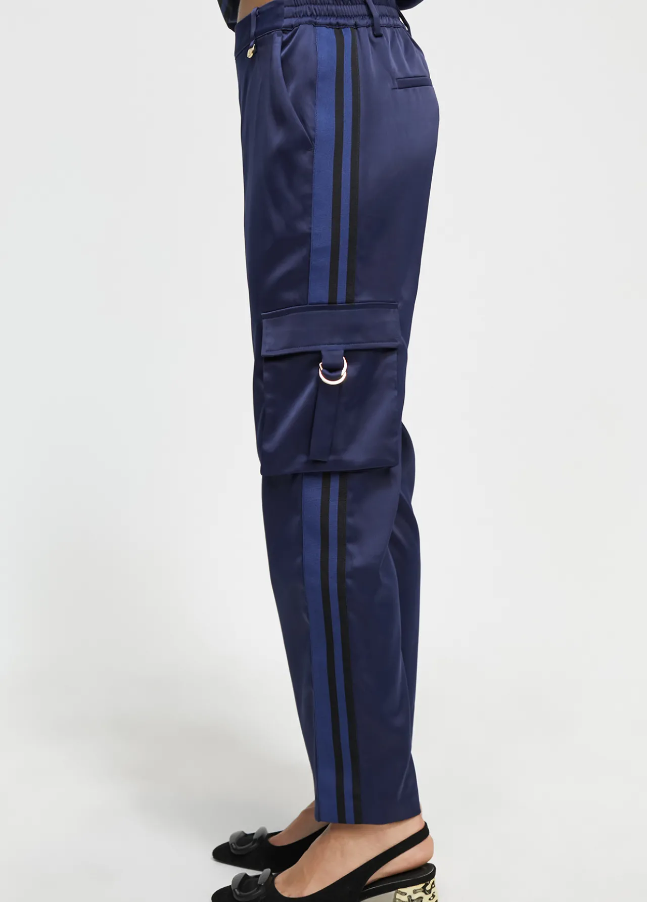 pantaln_cargo_satinado_6.webp Lola Casademunt Pantalones<Pantalón cargo satinado AZULNOCHE