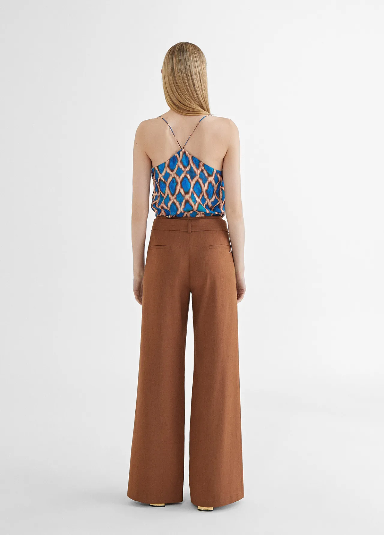 pantaln_cinturn_y_aberturas_1.webp Lola Casademunt Pantalones<Pantalón cinturón y aberturas MARRON