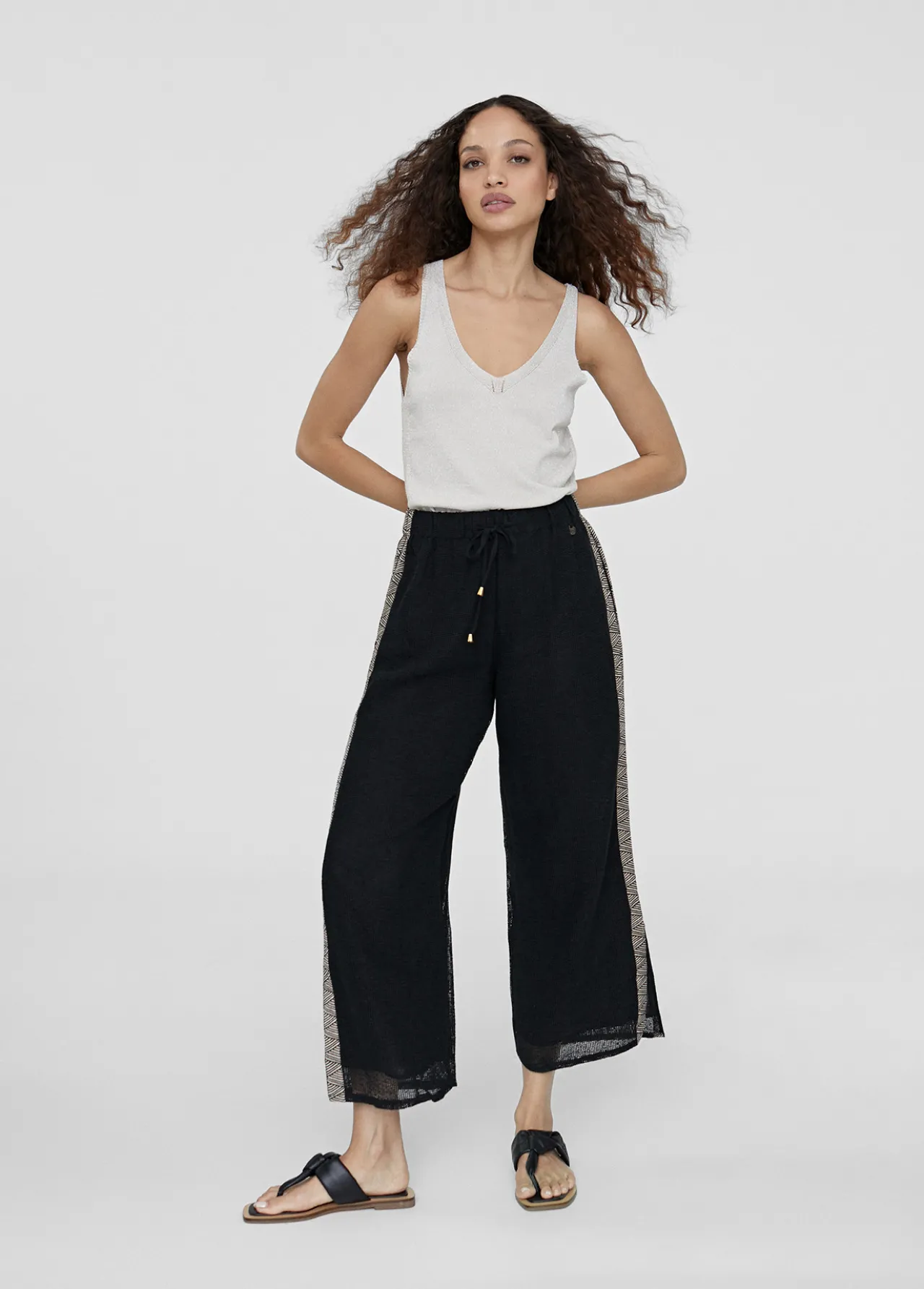 pantaln_con_detalle_lateral_0.webp Lola Casademunt Pantalones<Pantalón con detalle lateral NEGRO