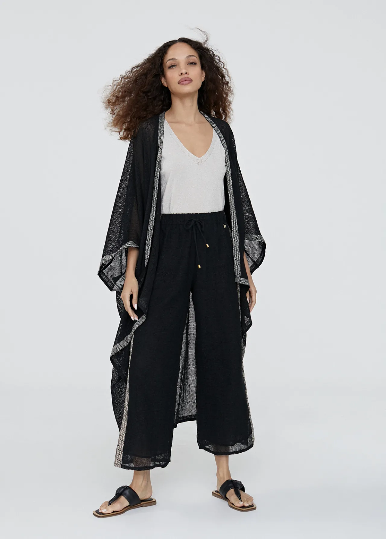 pantaln_con_detalle_lateral_1.webp Lola Casademunt Pantalones<Pantalón con detalle lateral NEGRO