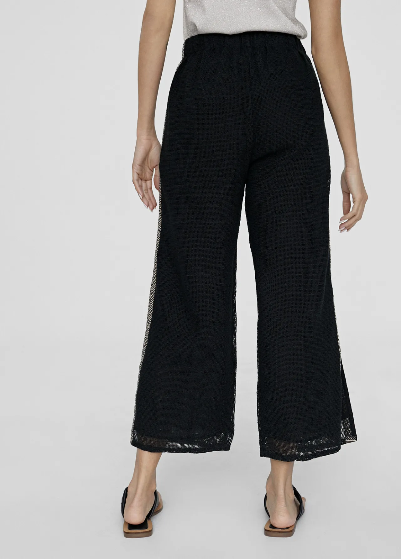 pantaln_con_detalle_lateral_2.webp Lola Casademunt Pantalones<Pantalón con detalle lateral NEGRO