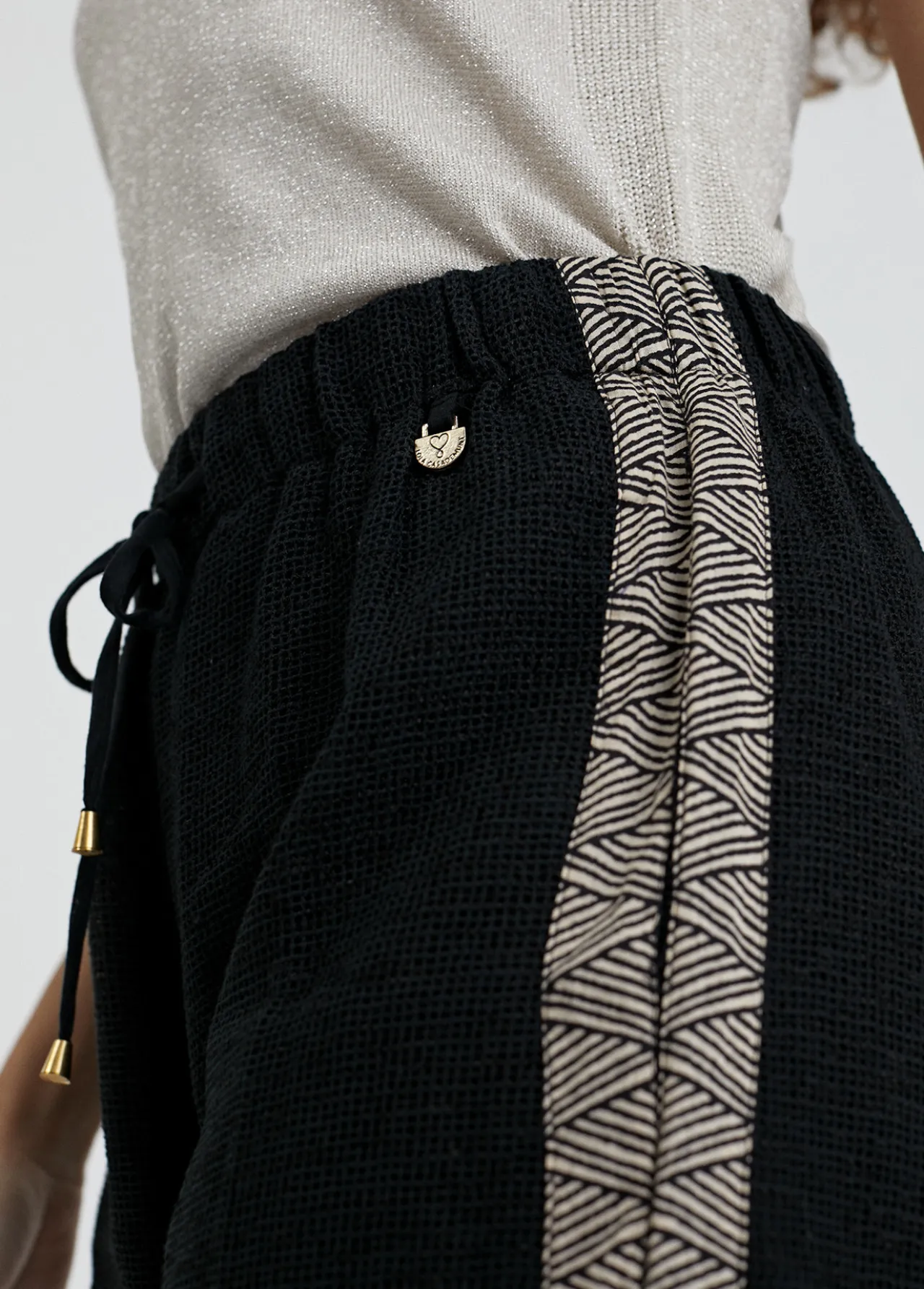 pantaln_con_detalle_lateral_3.webp Lola Casademunt Pantalones<Pantalón con detalle lateral NEGRO