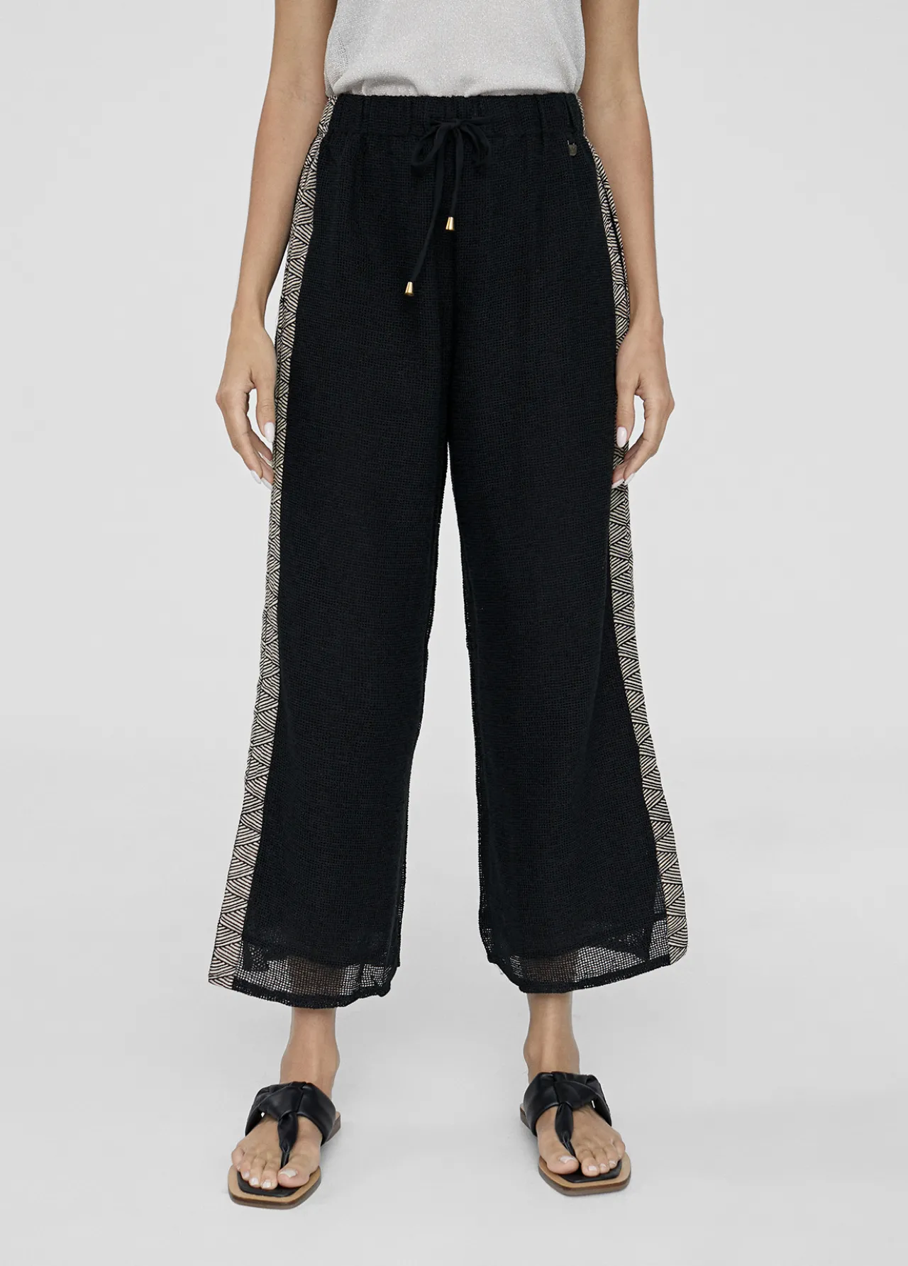 pantaln_con_detalle_lateral_4.webp Lola Casademunt Pantalones<Pantalón con detalle lateral NEGRO