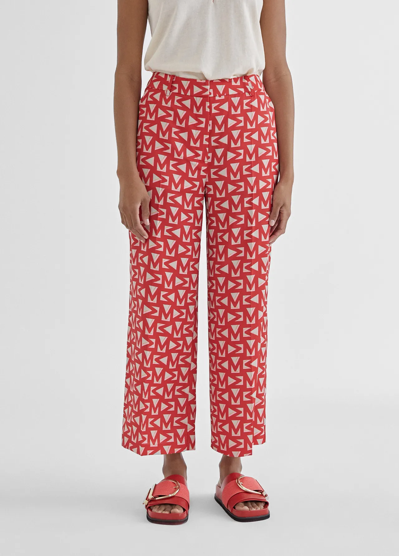 pantaln_cropped_monograma_4.webp Lola Casademunt Pantalones<Pantalón cropped monograma ROJO